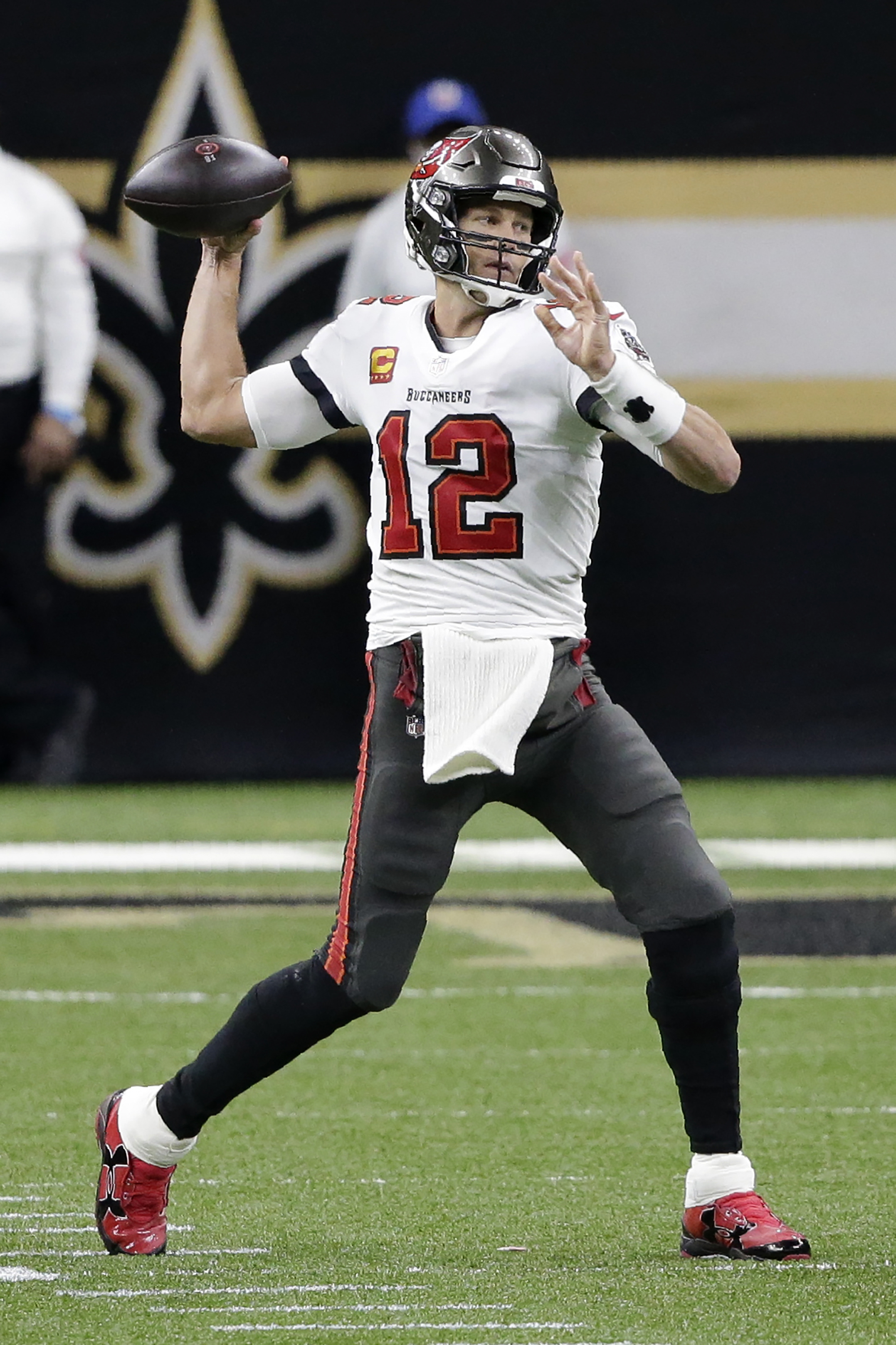 Special moment': Tom Brady meets Drew Brees on field after what may be  Saints quarterback's final game - The Boston Globe