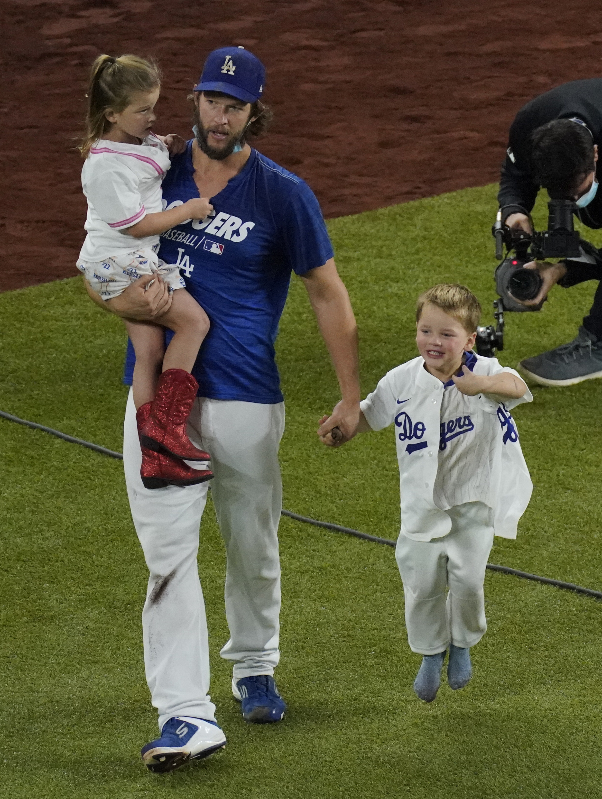 World Series: Clayton Kershaw pushes Dodgers closer to elusive