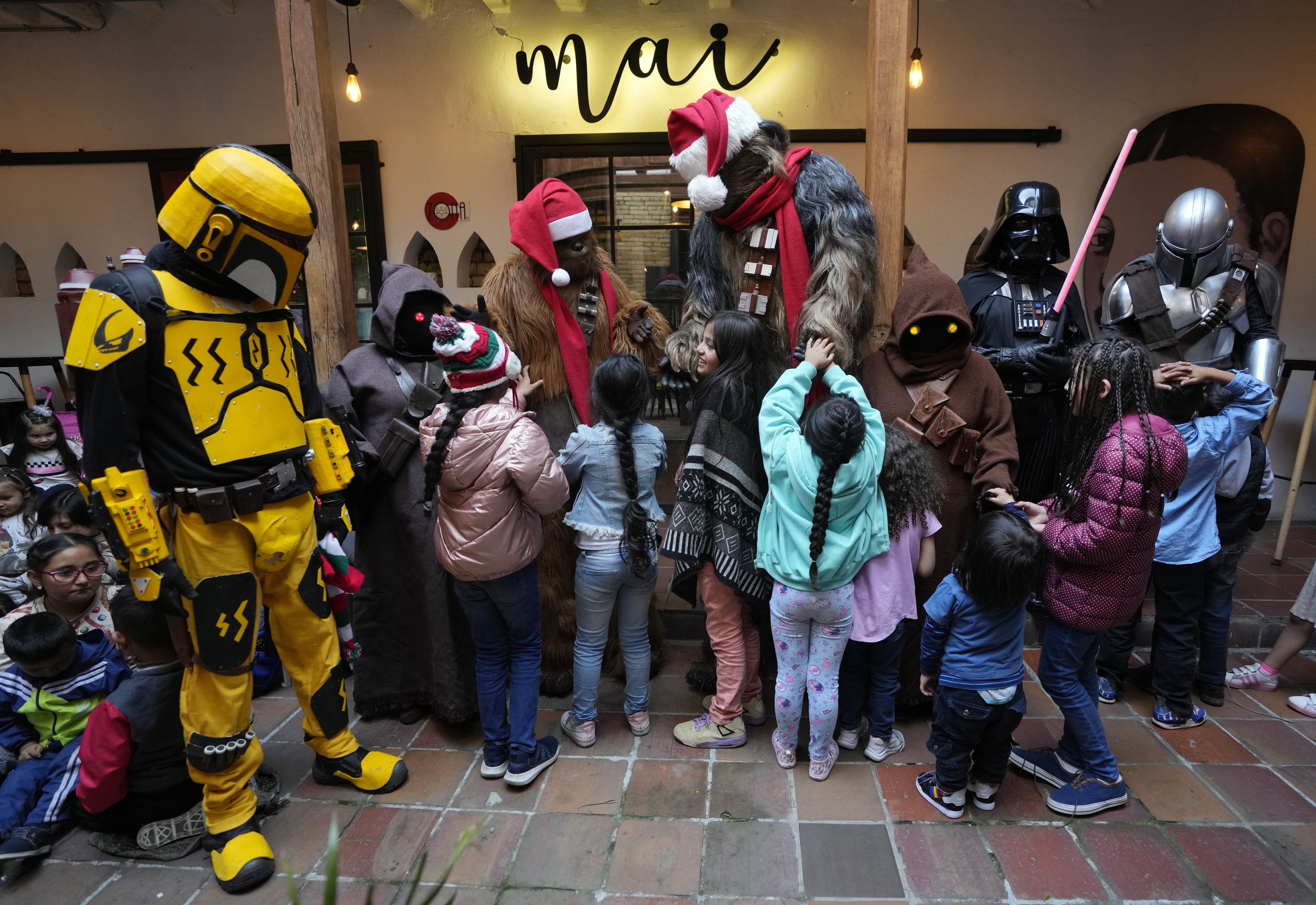 Colombia: Niños se alegran con juguetes y club Star Wars