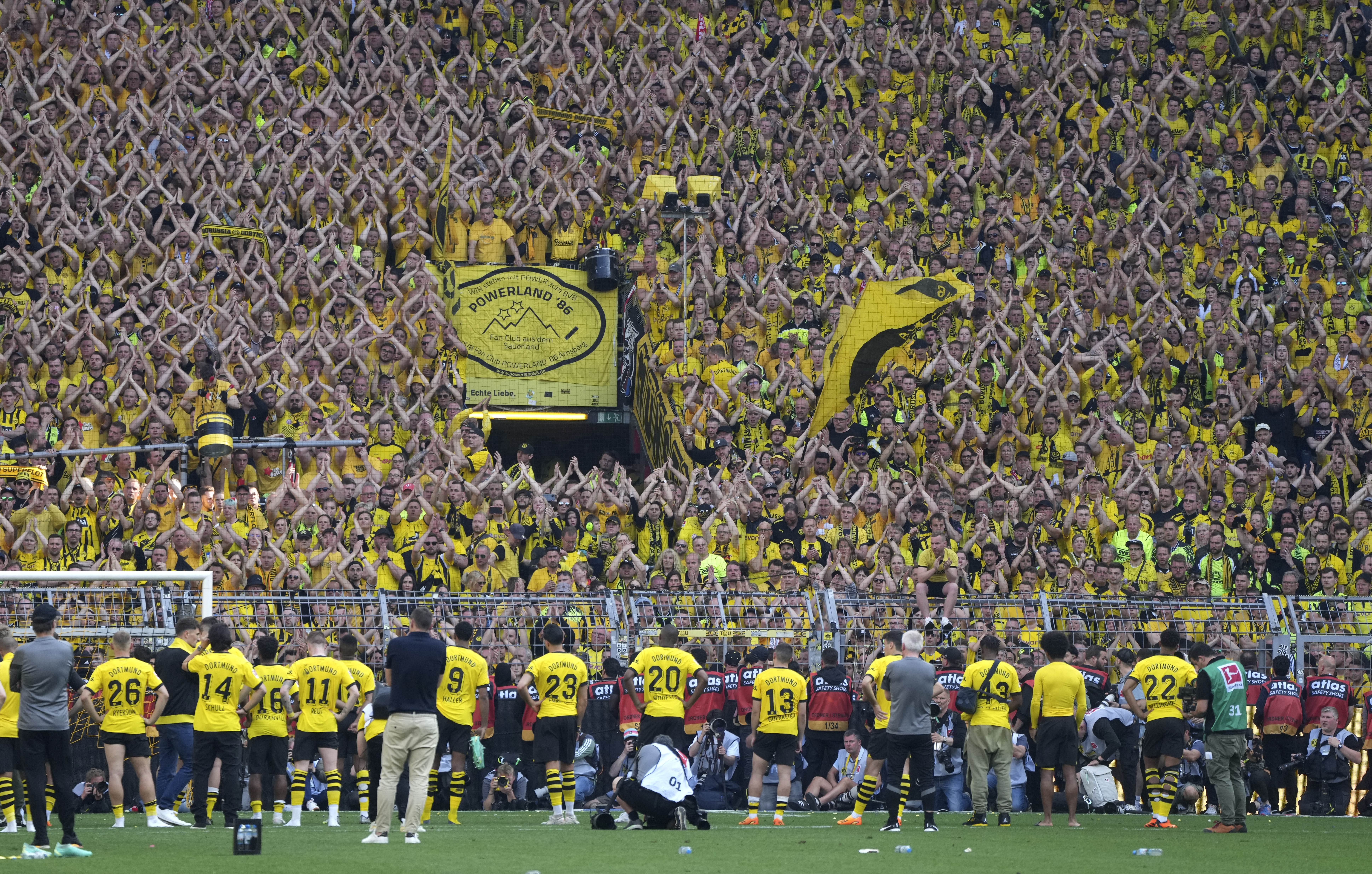 Bayern strikes late to snatch Bundesliga title from Dortmund –