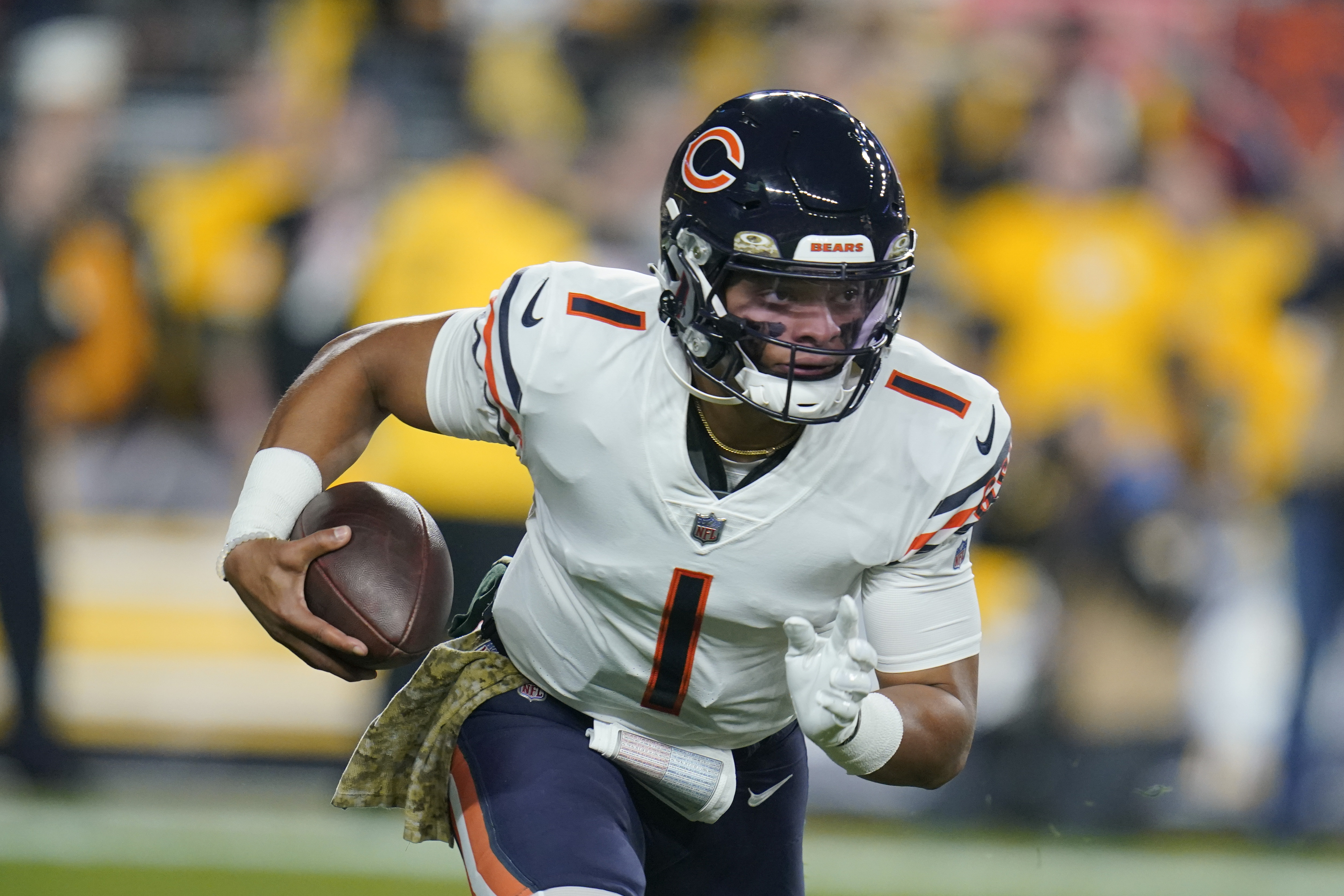 Bears rookie QB Fields nearly has his moment vs Steelers