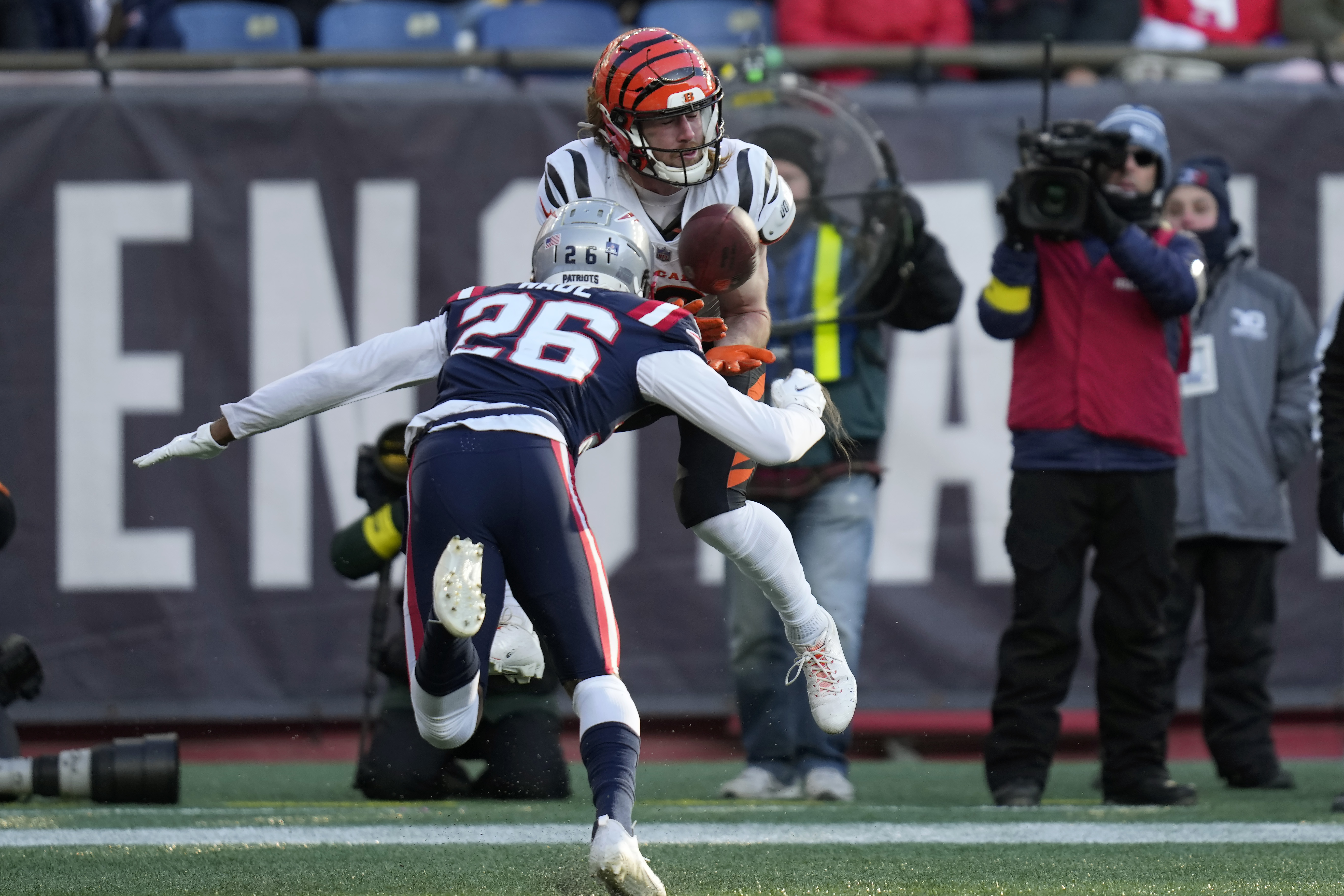 Bengals force late red zone turnover, hold off Pats 22-18