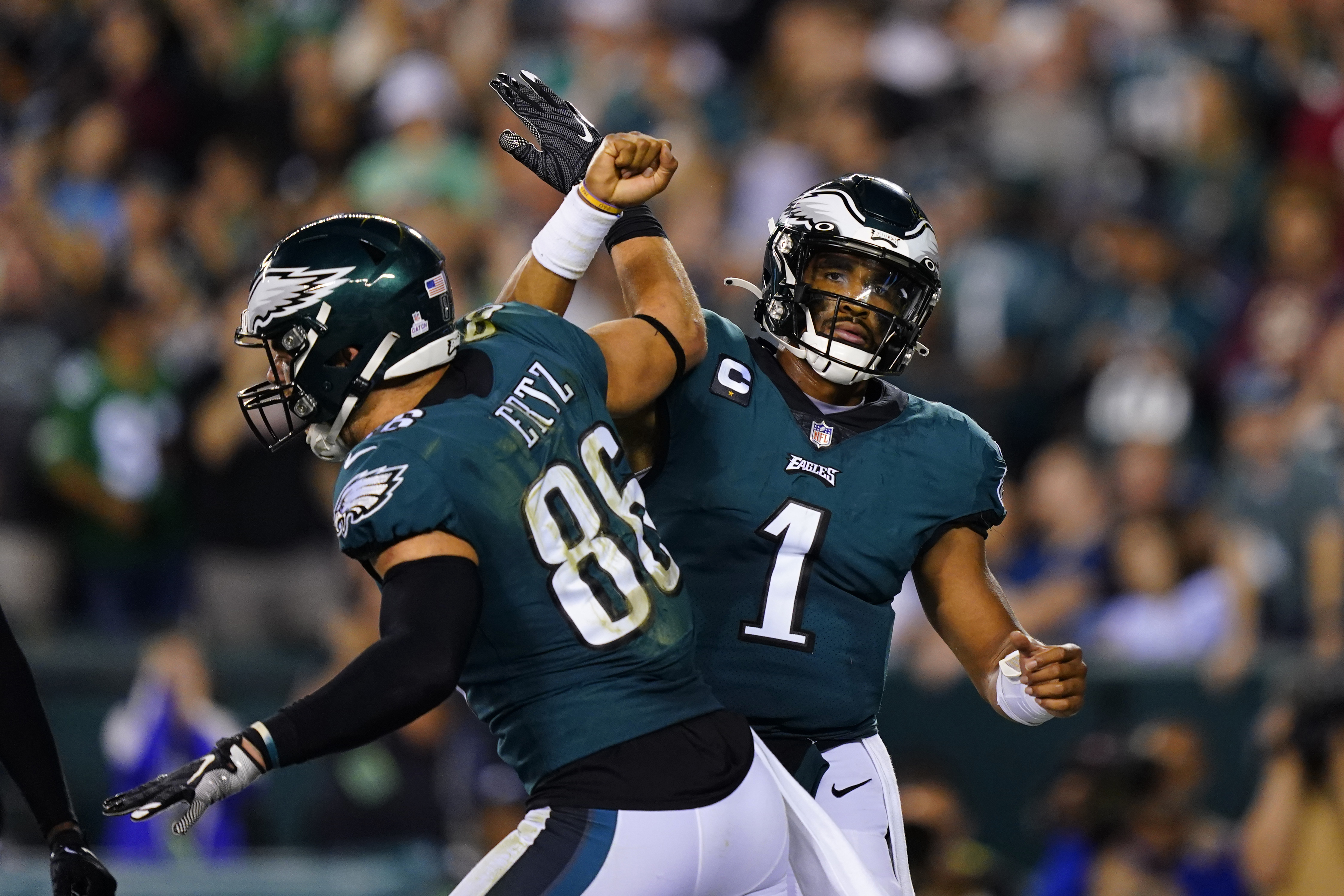 Tom Brady throws 2 TD passes, Buccaneers beat Eagles 28-22 – KXAN