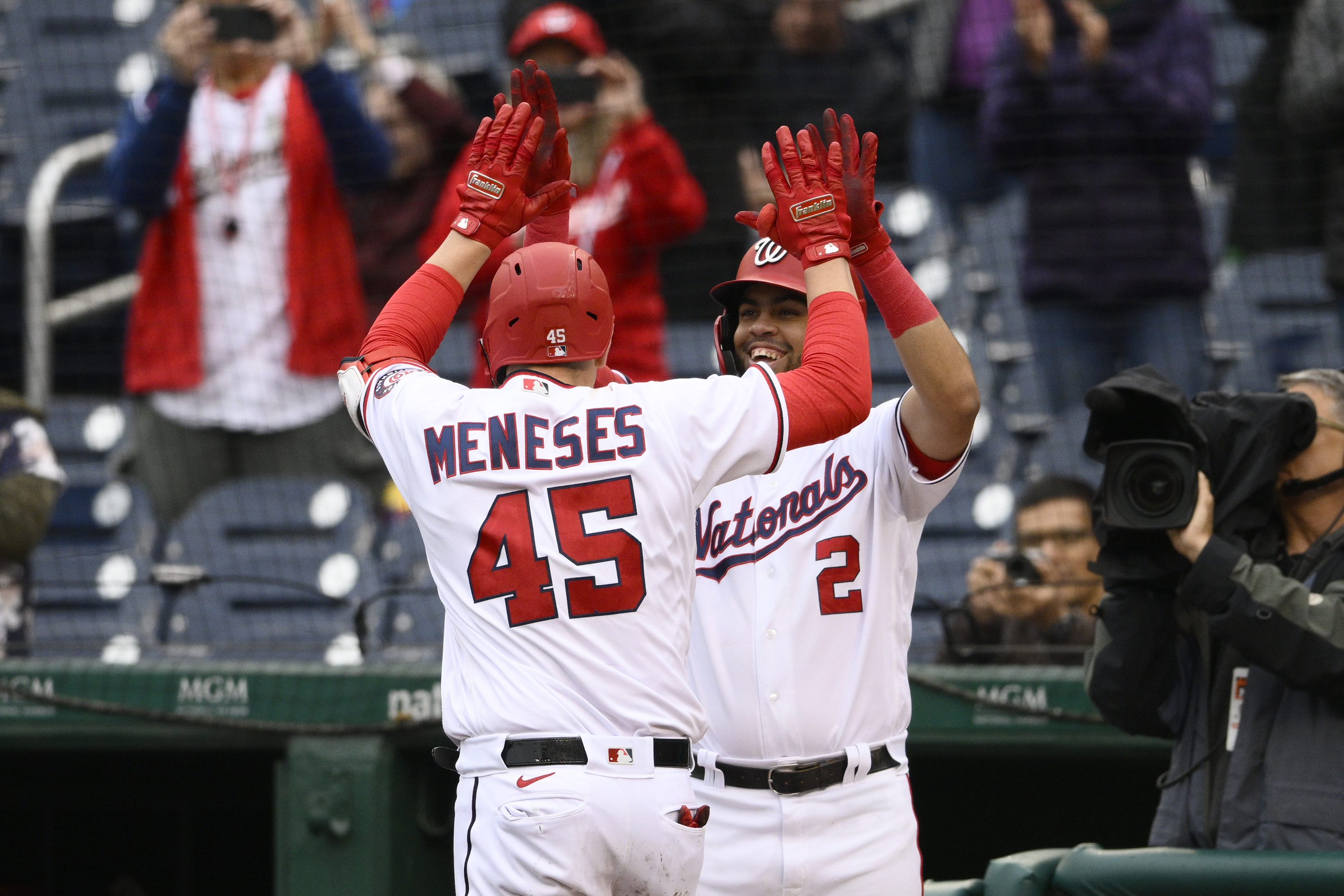 Schwarber hits 2 HRs; Phils split with Nats to lead Brewers – KXAN