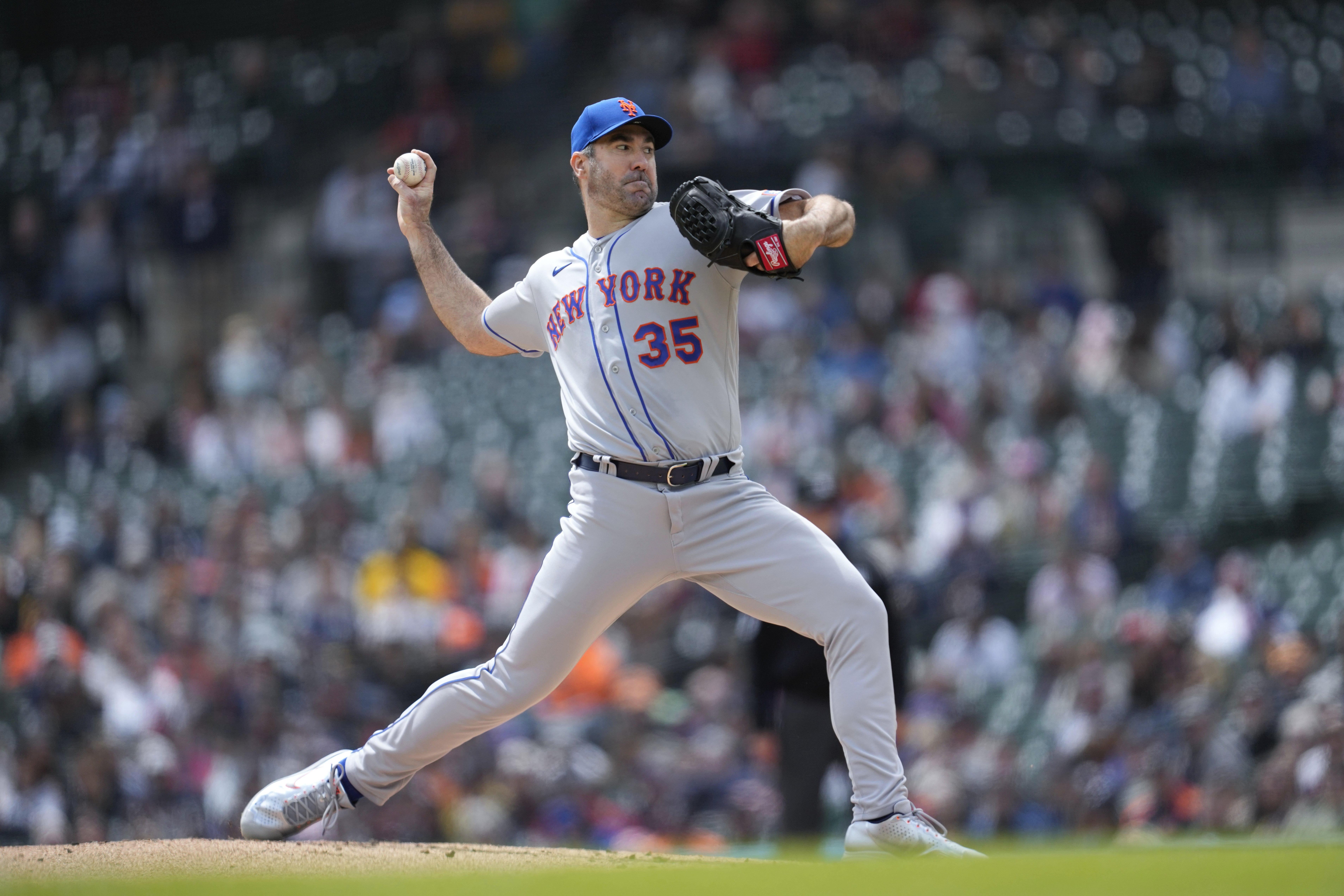 New York Mets starting pitcher Max Scherzer tosses the ball up during  News Photo - Getty Images