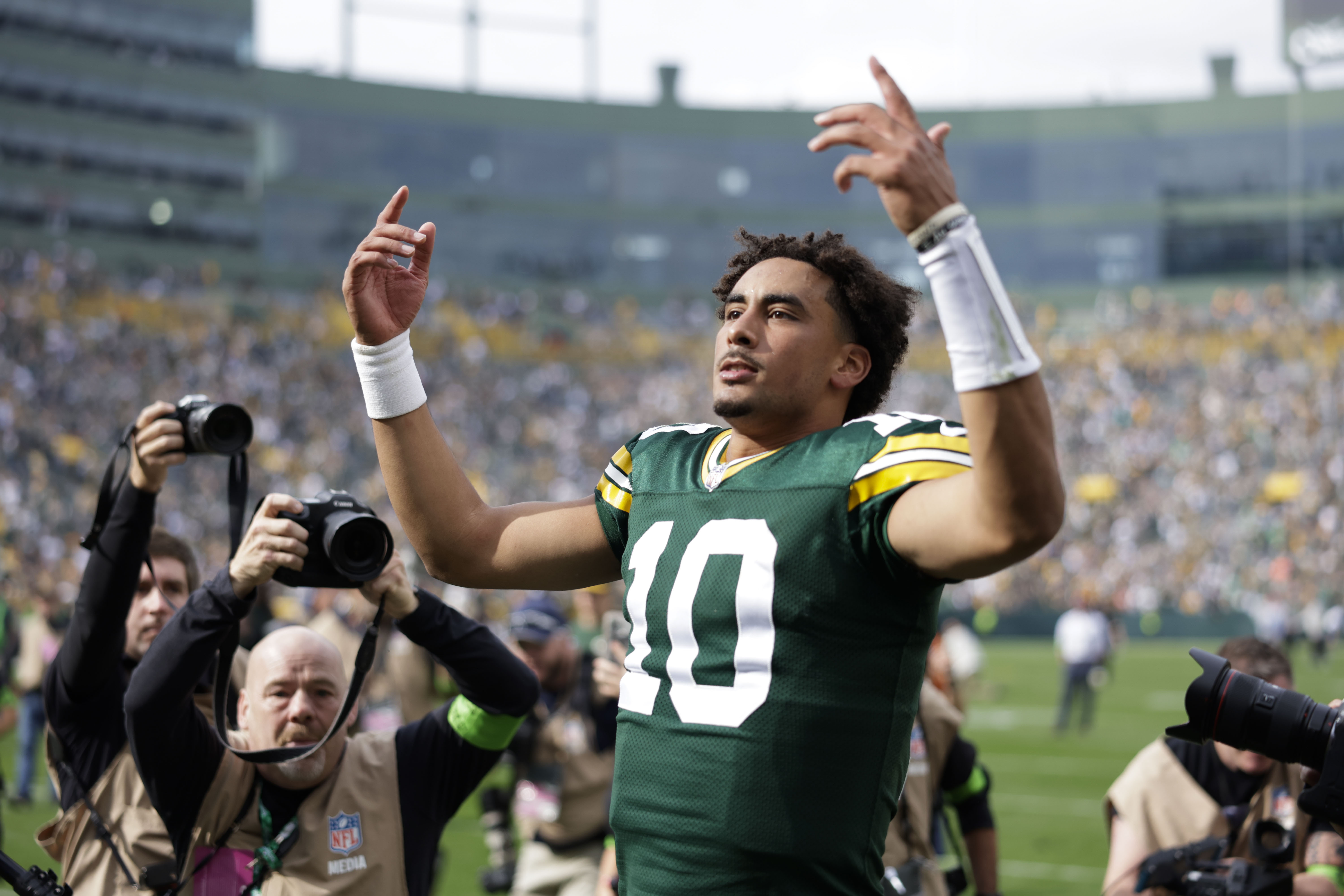 Jones helps Packers run away for 31-12 win over Dolphins