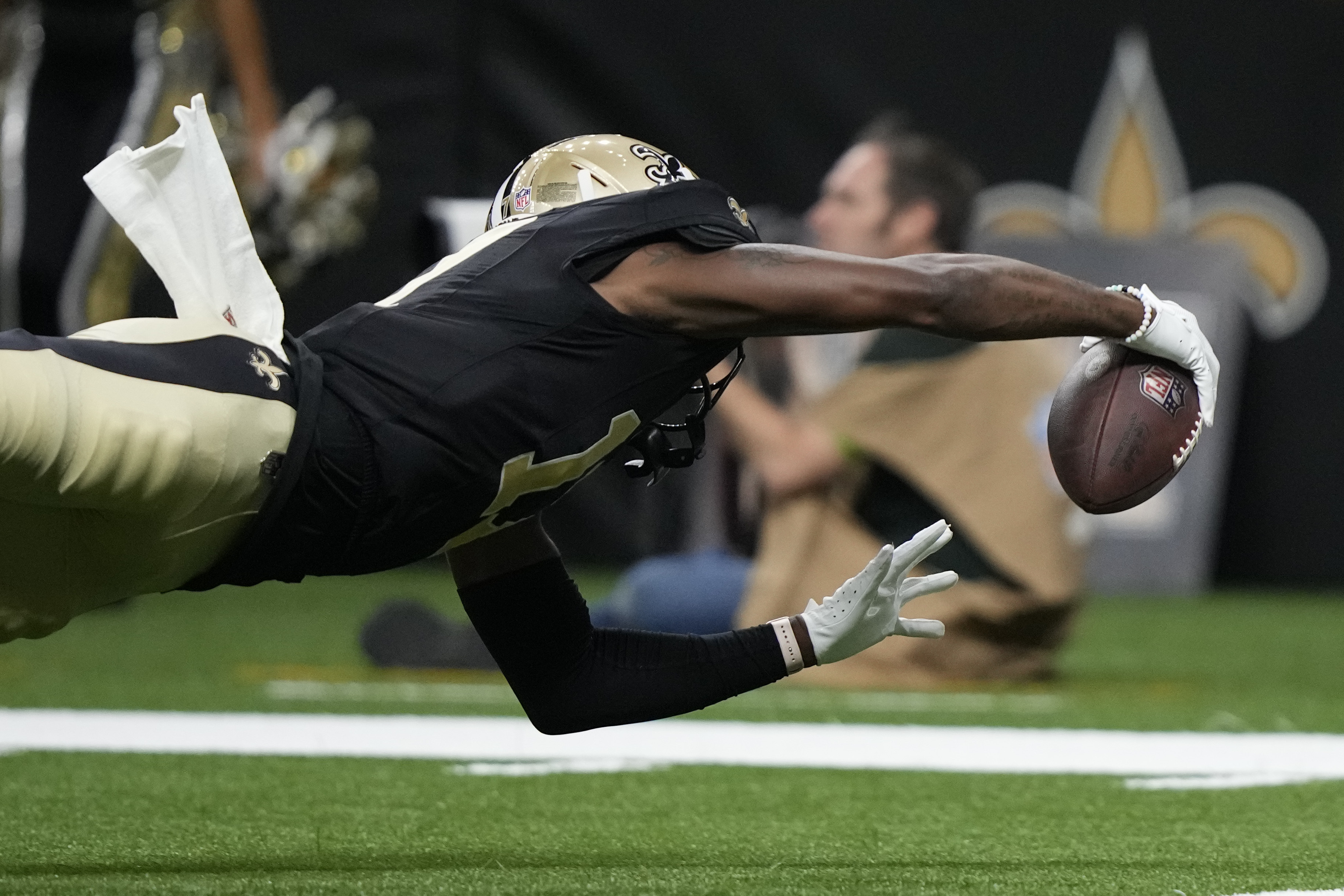 Derek Carr throws a TD pass in his Saints debut, a 26-24 preseason win over  the Chiefs - The San Diego Union-Tribune