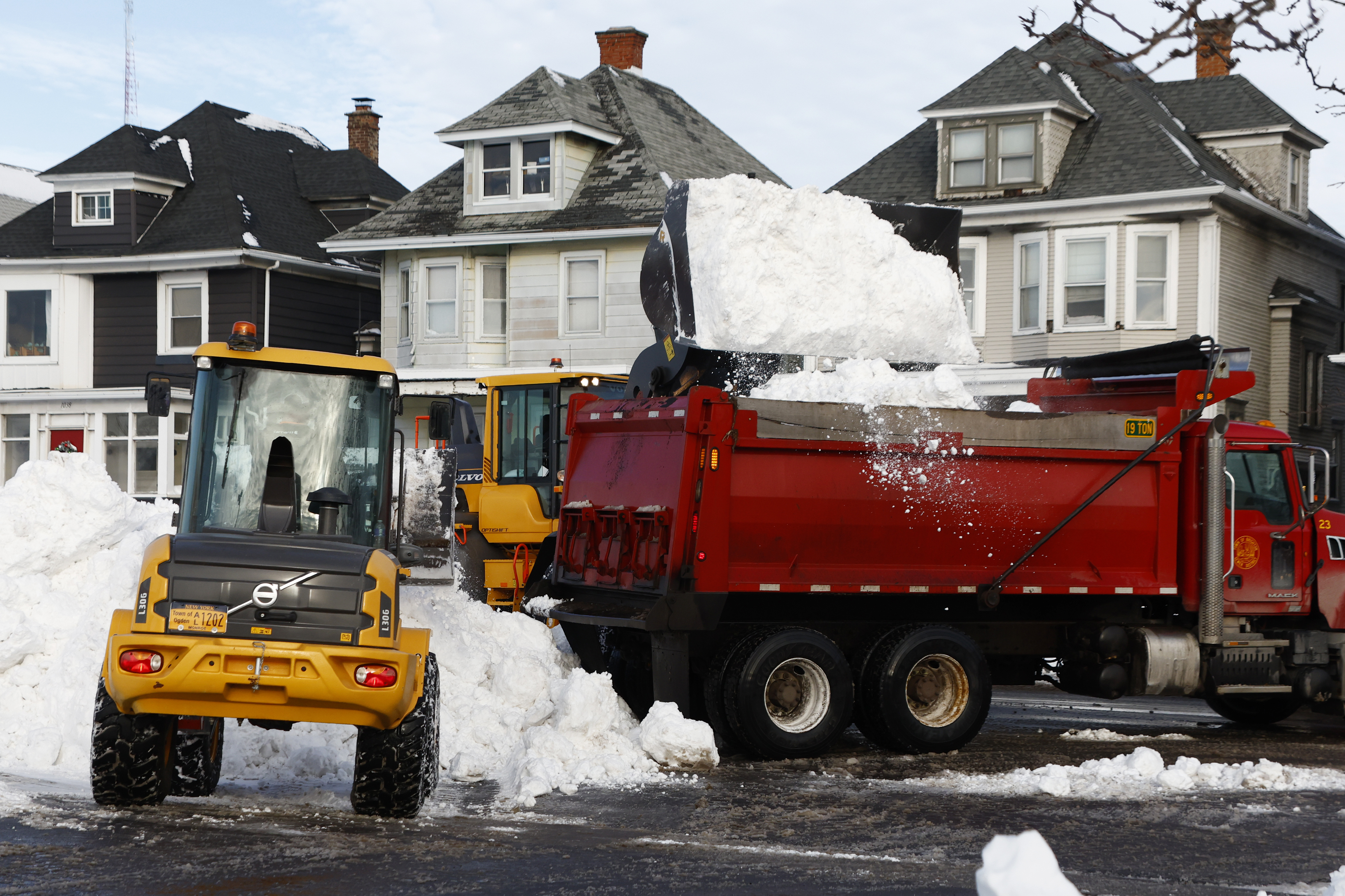 In Buffalo, Surviving Supercharged Snow Takes Planning and Plows - Bloomberg