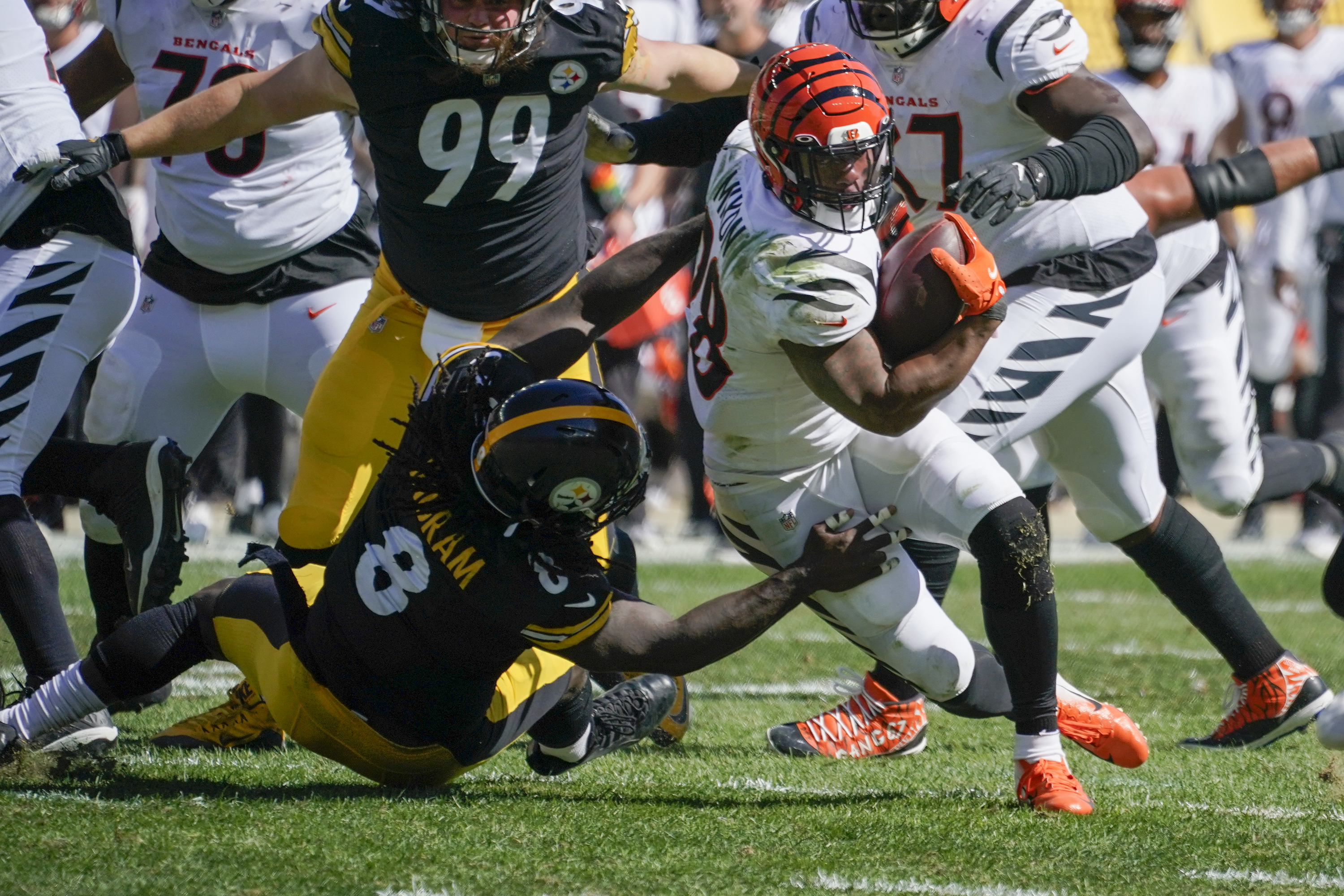 Burrow throws 3 TDs, Bengals drop listless Steelers 24-10