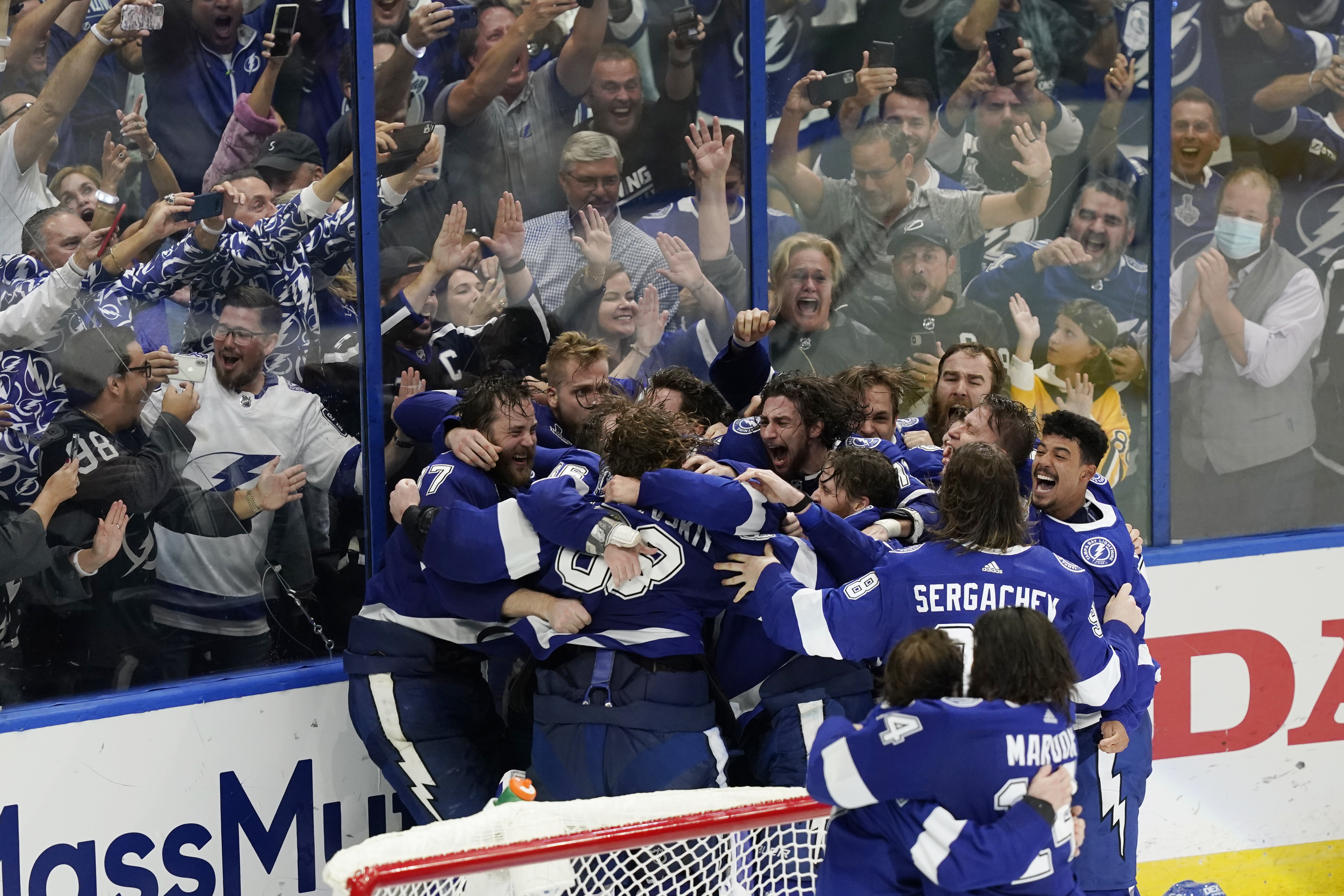 Bucs' Tom Brady congratulates Lightning on Stanley Cup victory