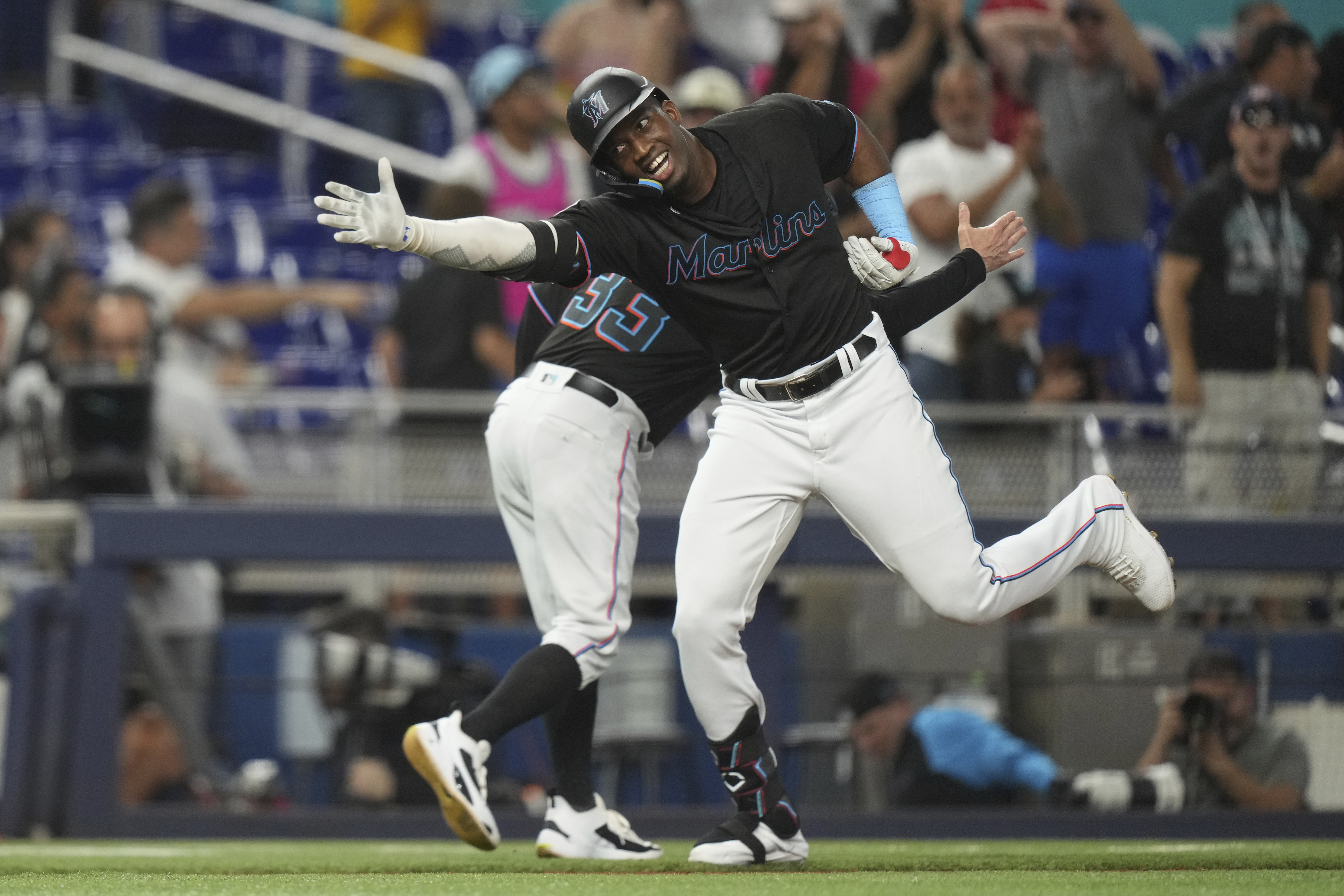 Luis Arraez raises MLB-leading batting average to .403, Marlins beat Royals  6-1