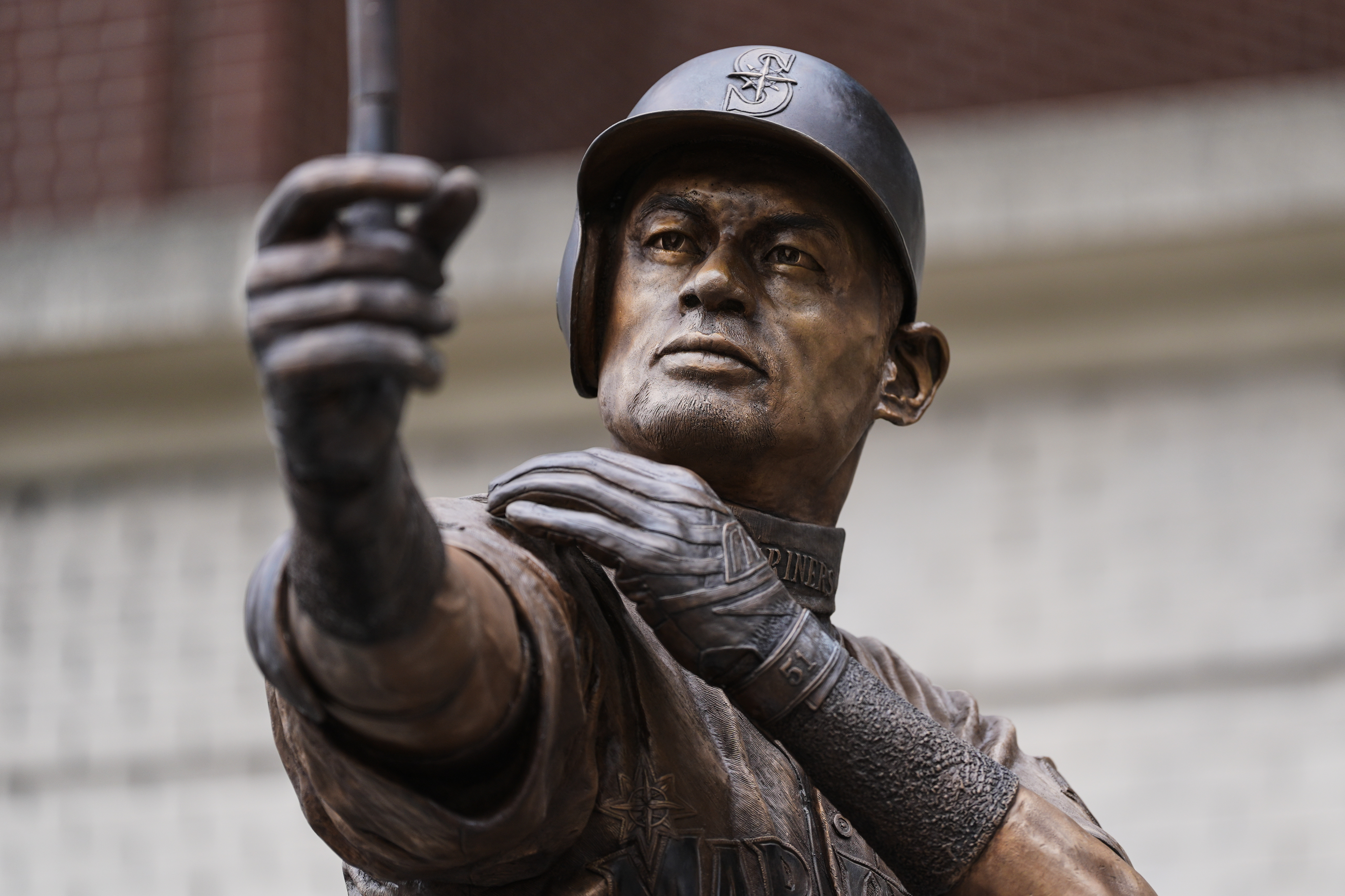 Ichiro Suzuki's statue unveiling has a mishap as bat snaps during
