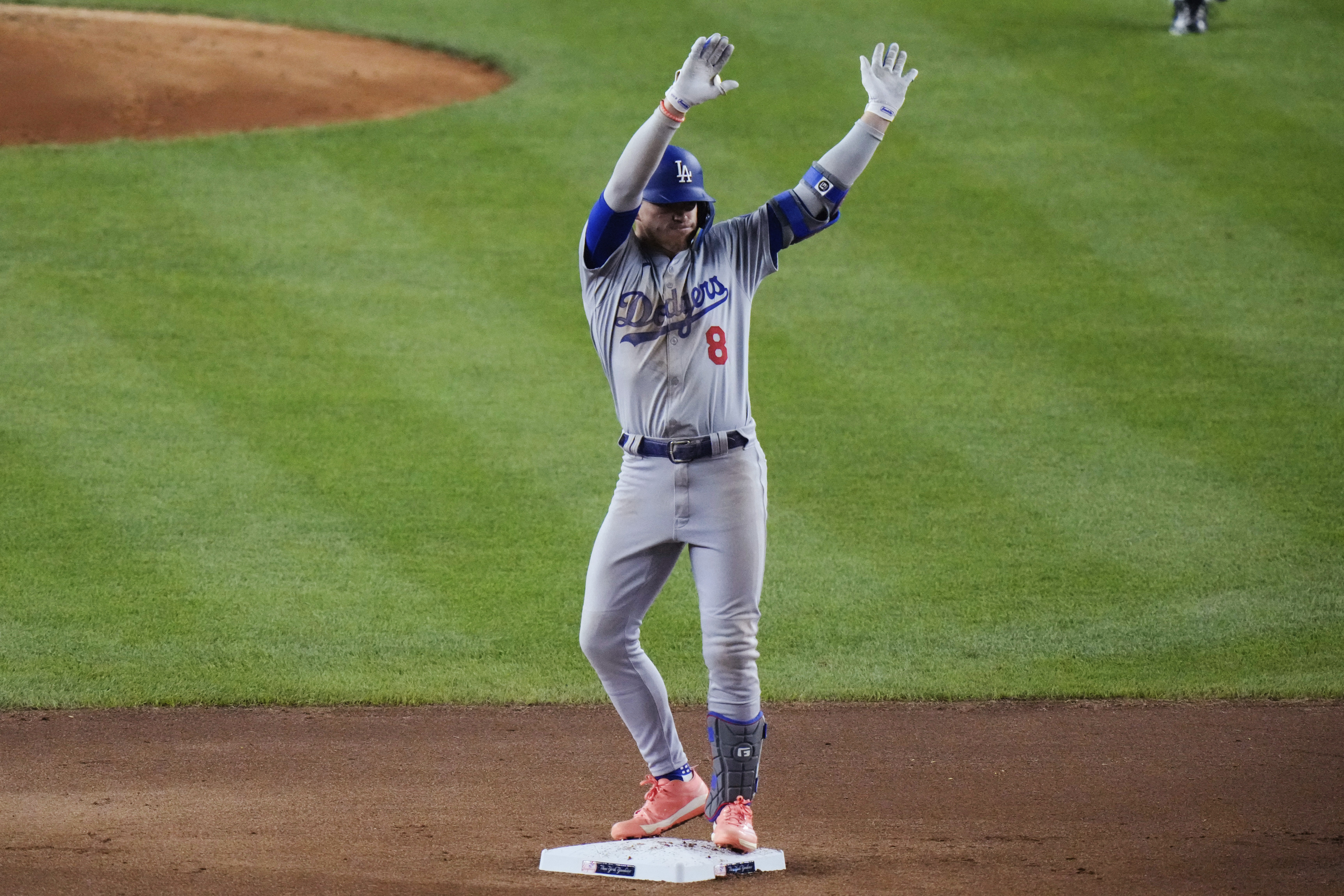 Dodgers' Kiké Hernández makes error in midst of live television