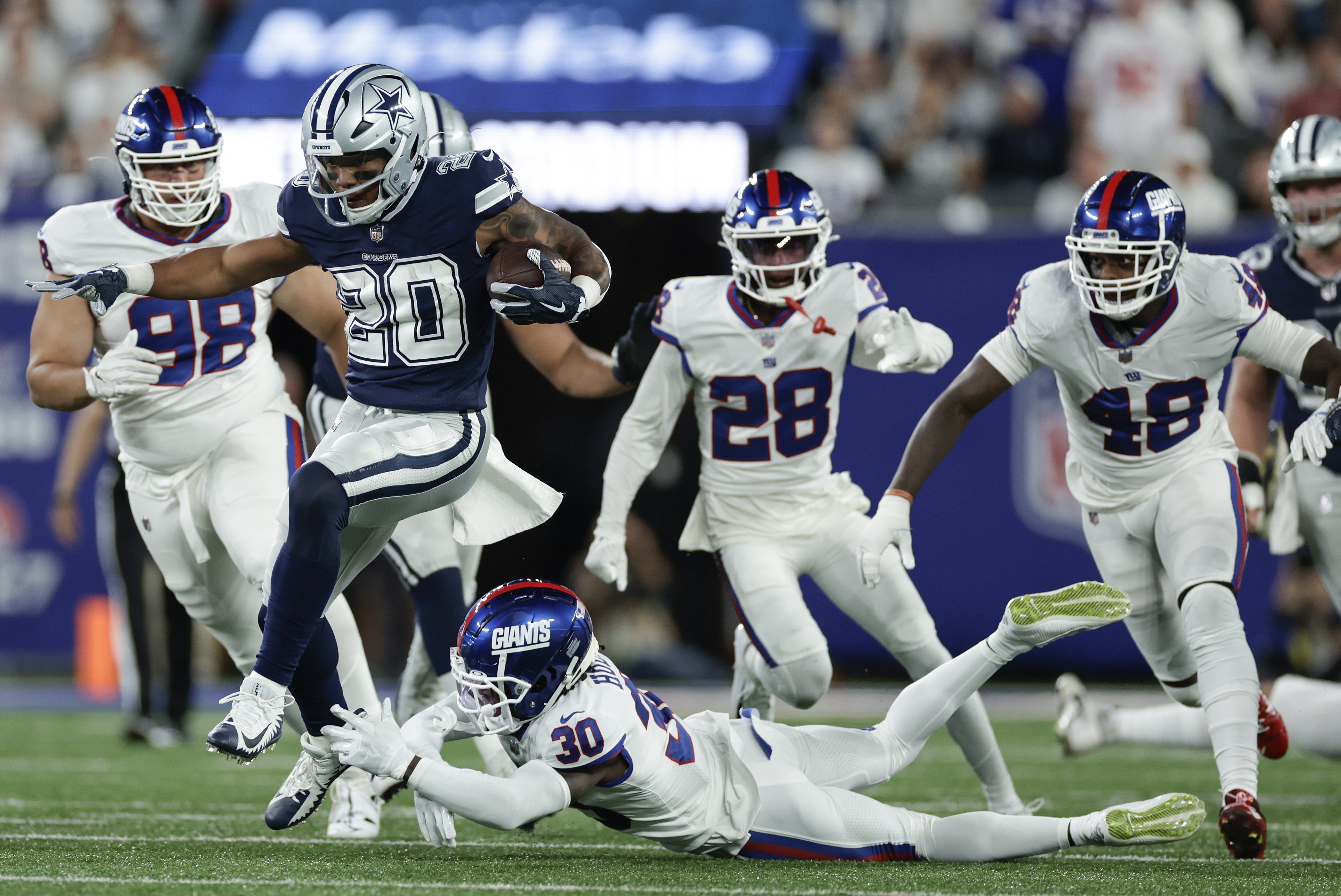 Lamb's 1-handed TD catch gives Dallas 23-16 win over Giants –