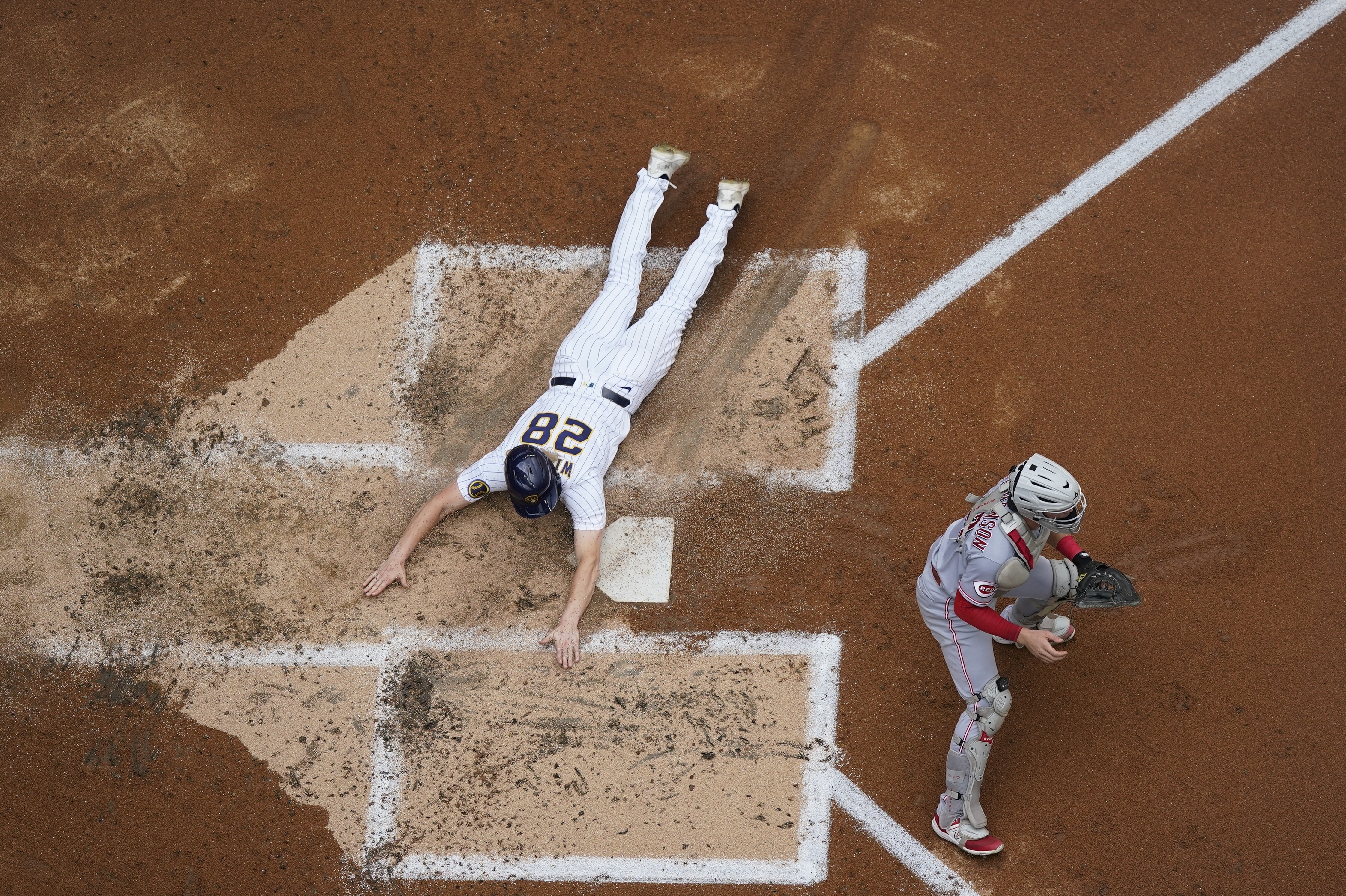 Elly De La Cruz steals 2nd, 3rd and home in 2-pitch span, sparks Reds to  8-5 win over Brewers - The San Diego Union-Tribune