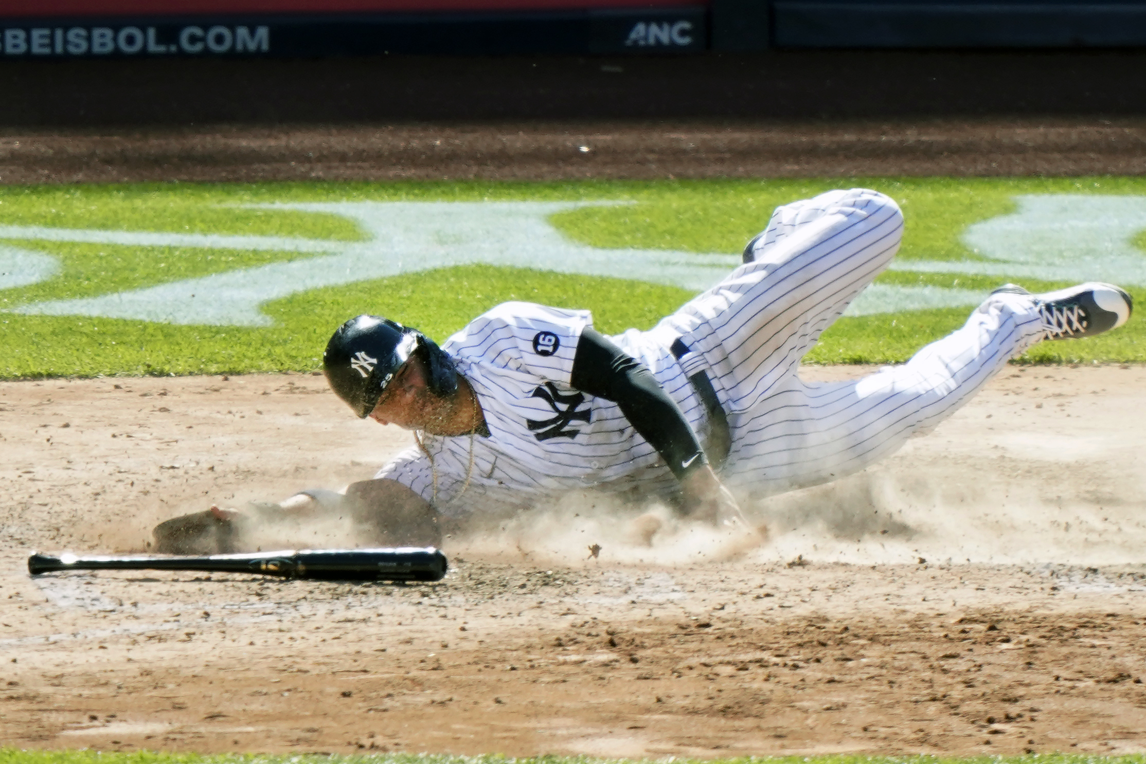 Download Ken Griffey Jr. Makes a Catch on the Outfield Wallpaper