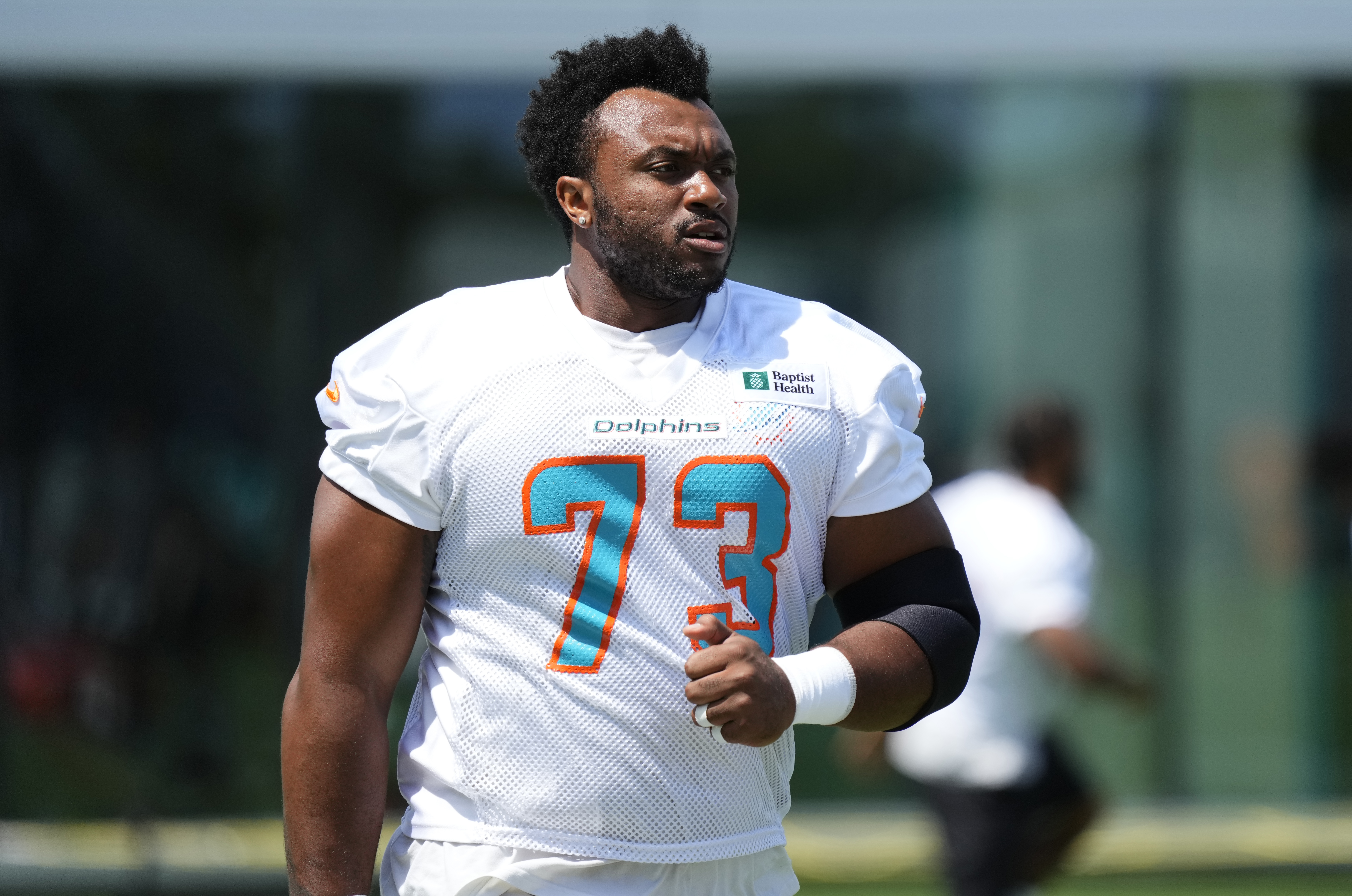 Dolphins place RT Austin Jackson on IR, sign OT Eric Fisher