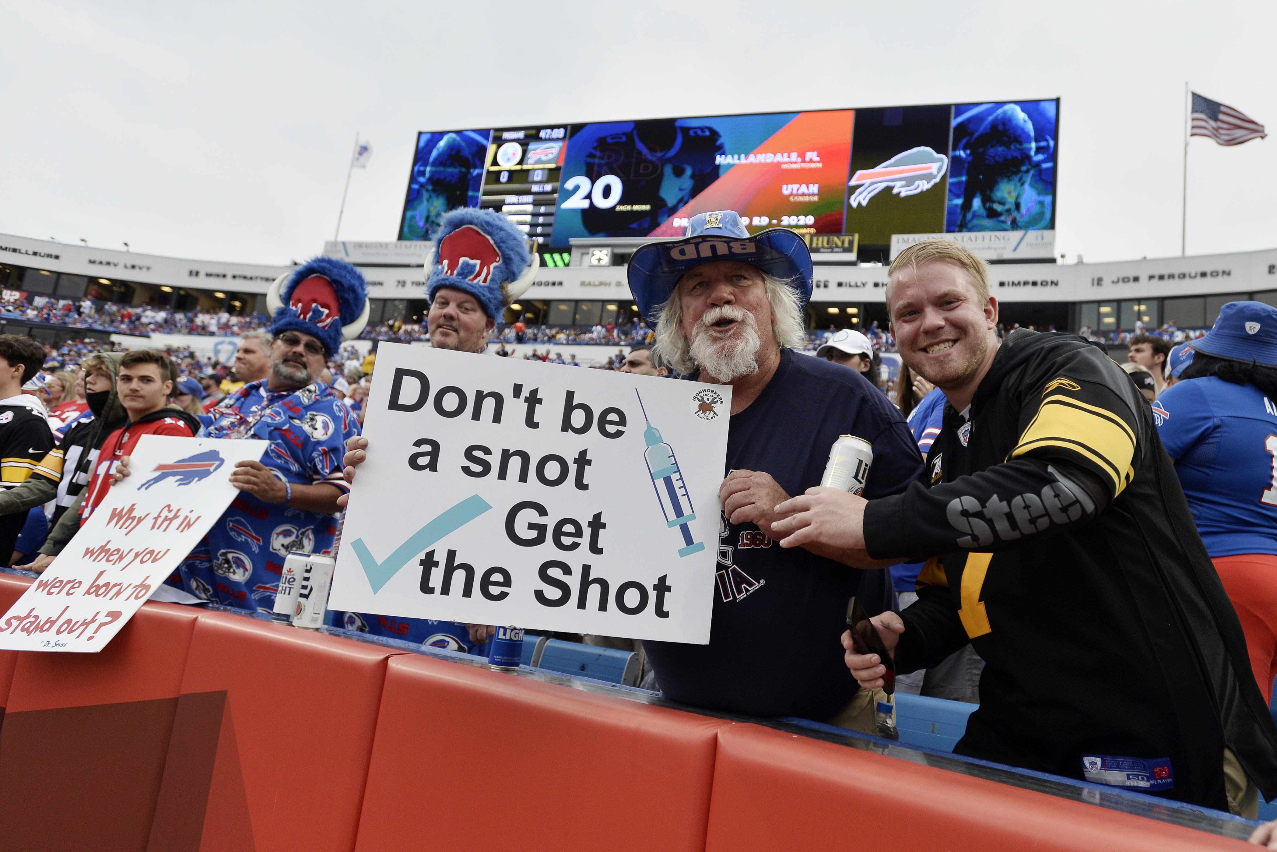 Buffalo Bills and Cleveland Browns fans tailgate in Detroit 