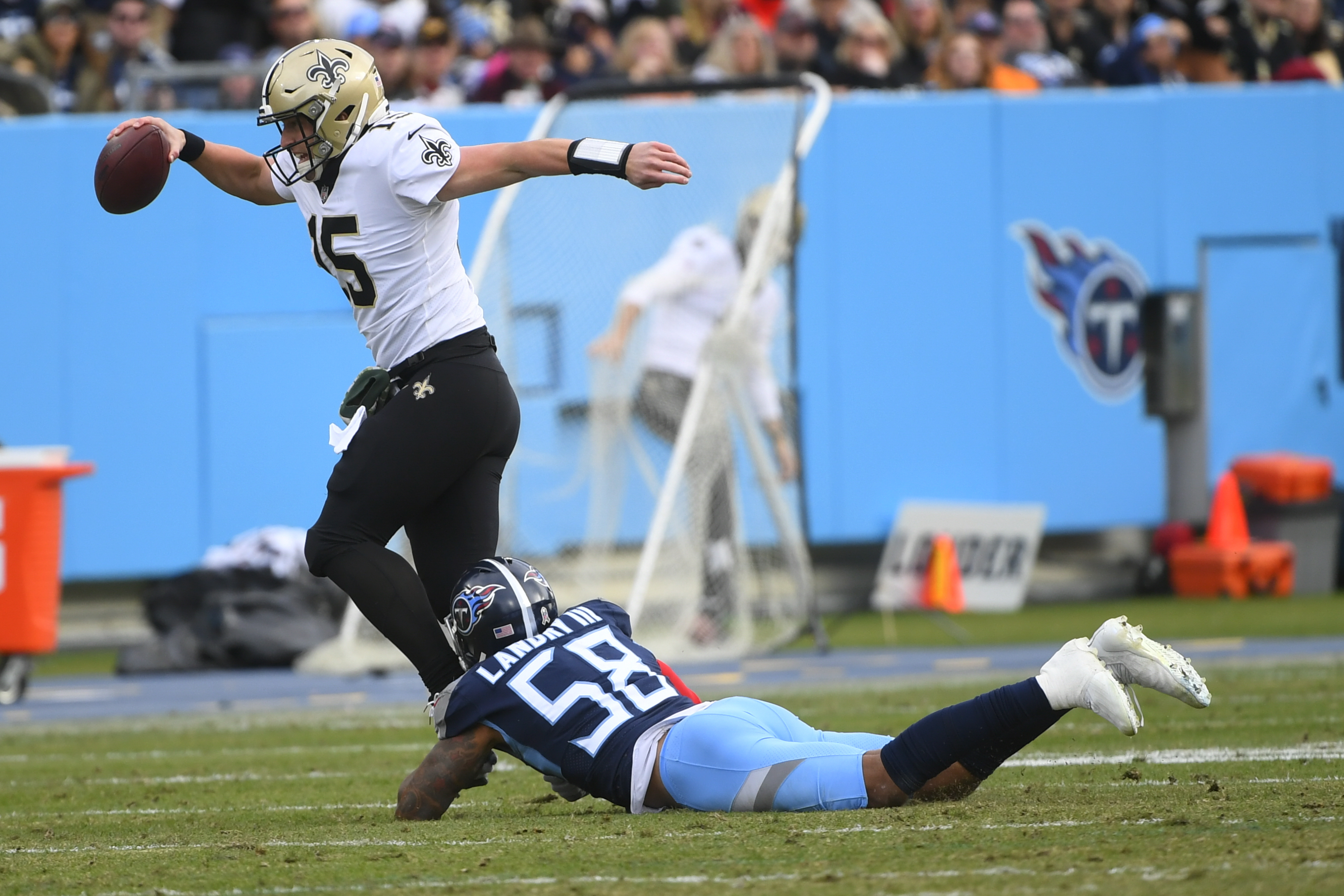 Titans' NFL-best winning streak now 6, edge Saints 23-21