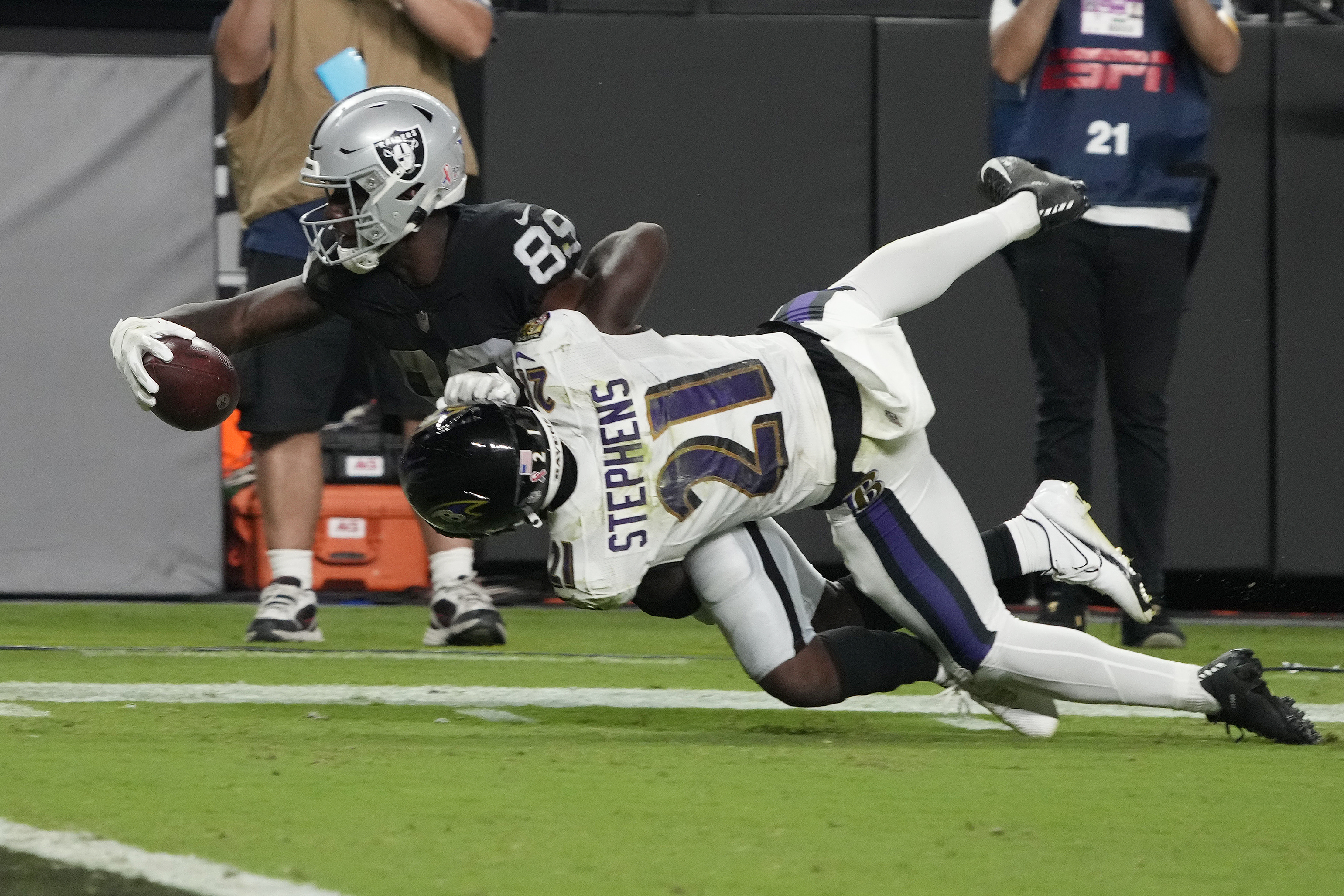 Carr's TD pass caps Raiders rally past Ravens 33-27 in OT