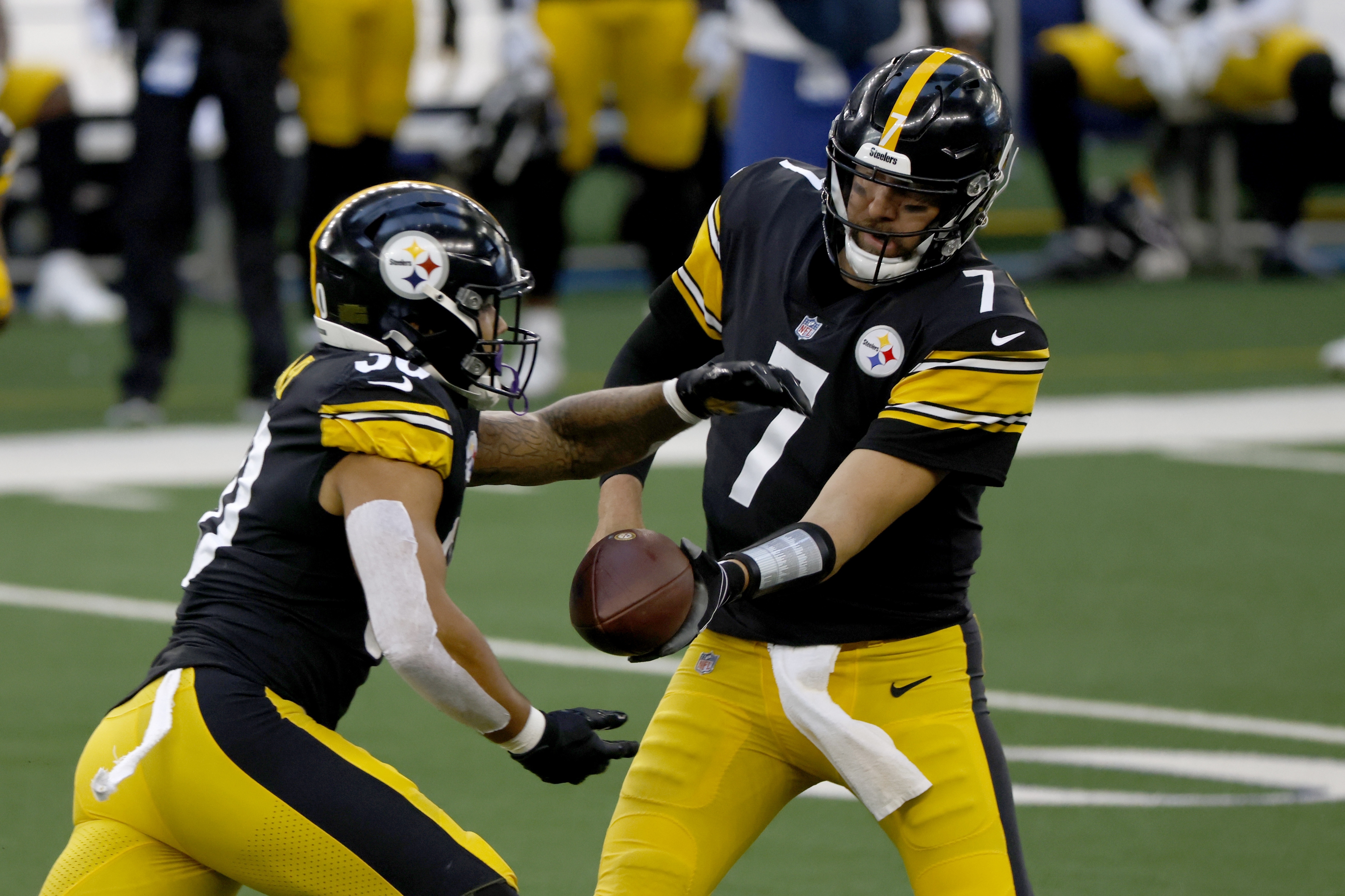 Pittsburgh Steelers quarterback Ben Roethlisberger holds an ice