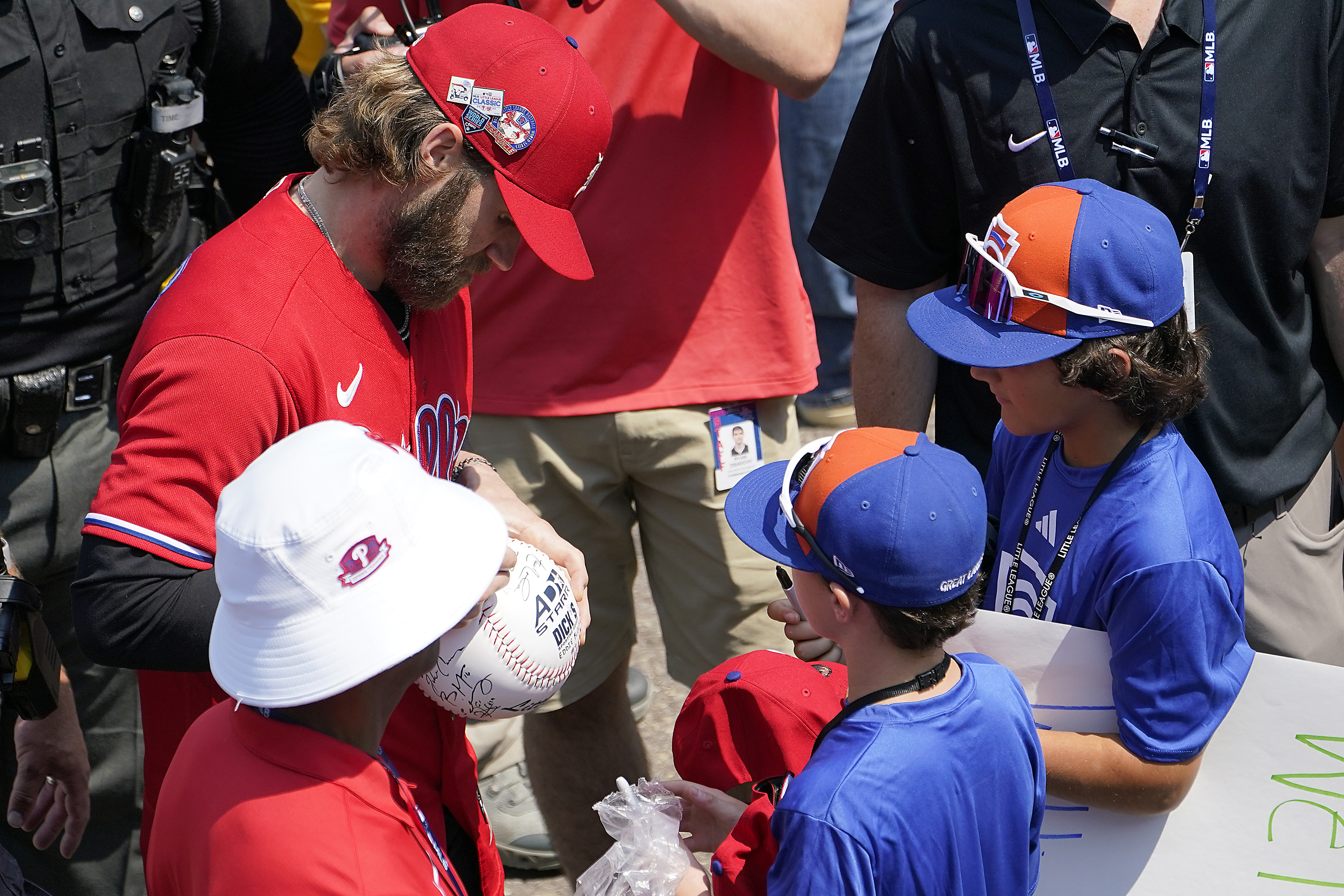 Bryce Harper uses Phillie Phanatic-themed bat at 2023 MLB Little