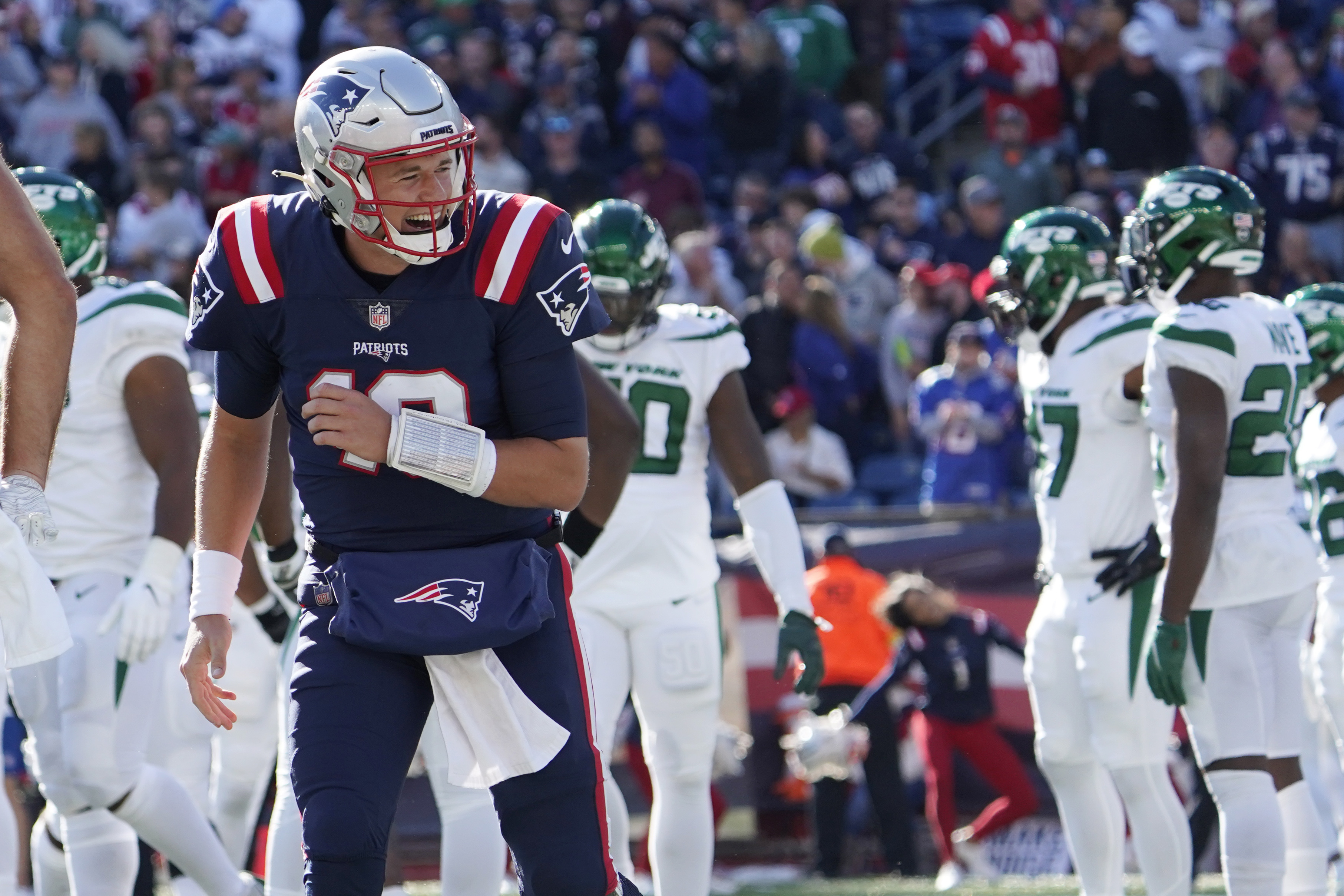 Jones tosses 2 TDs, Patriots roll 54-13 as Jets lose Wilson