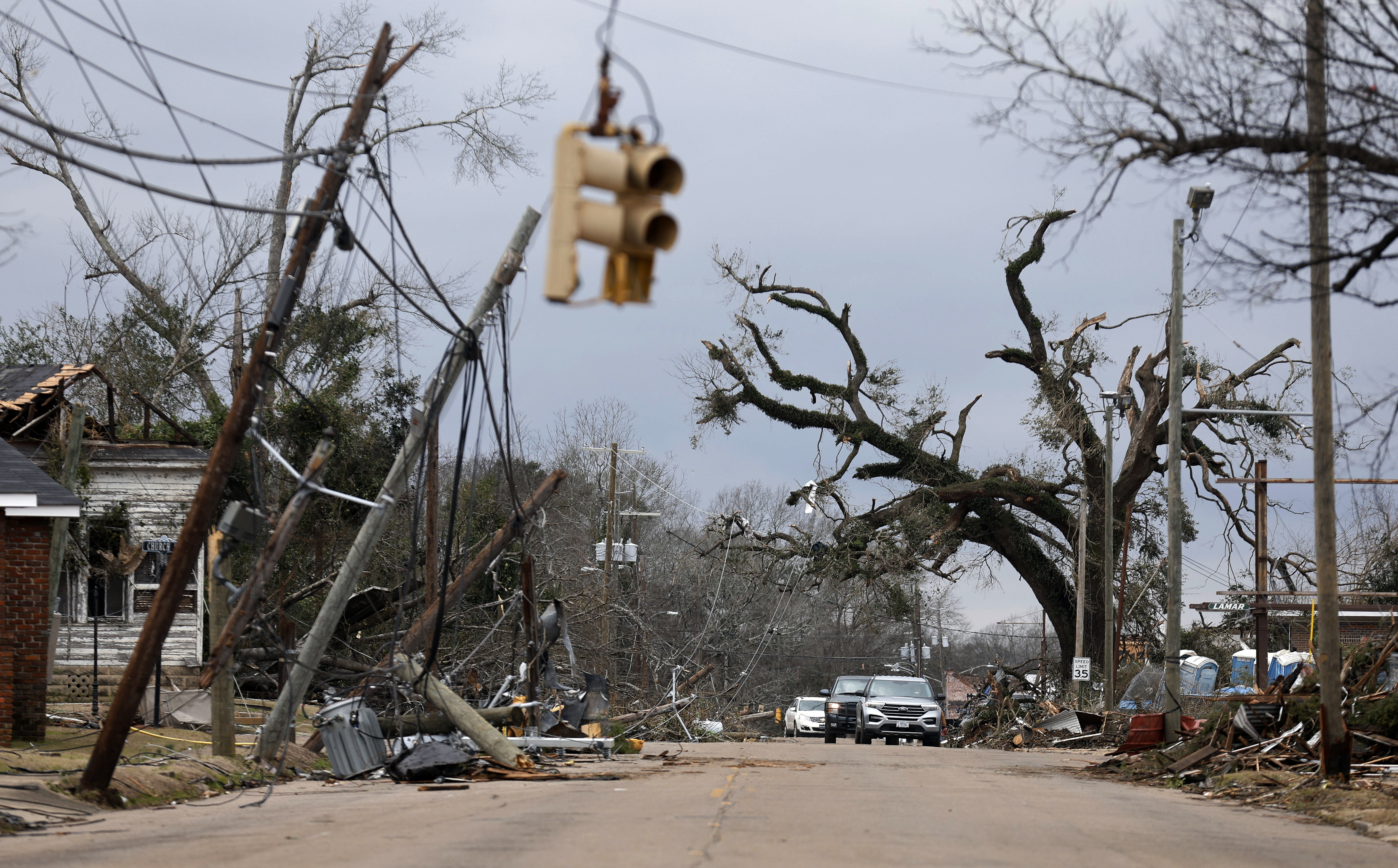 Yankees' Robertson brings relief to tornado-ravaged Alabama