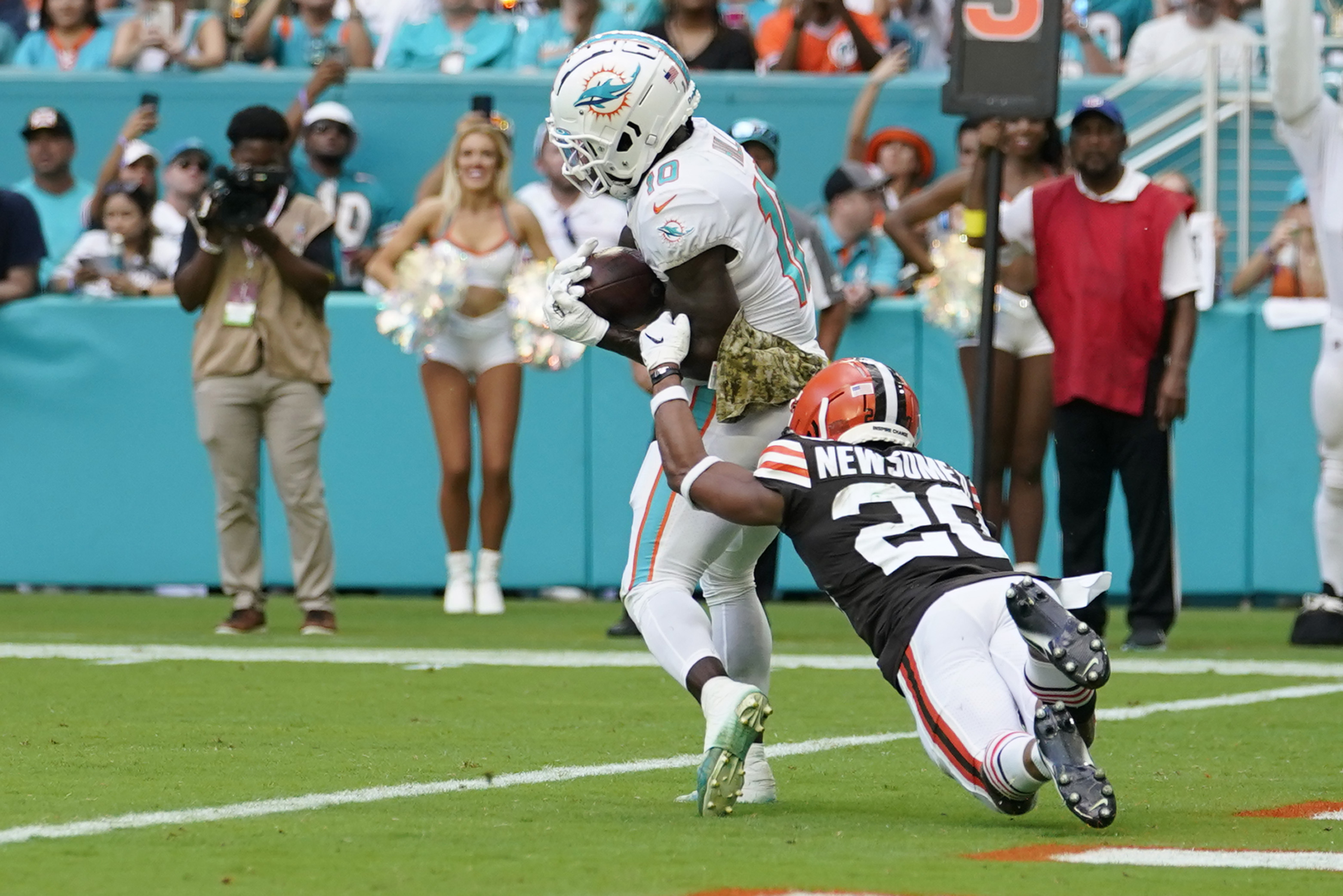 Cleveland Browns running back Nick Chubb (24) and Miami Dolphins wide  receiver Tyreek Hill (10) exchange jerseys at the end of an NFL football  game, Sunday, Nov. 13, 2022, in Miami Gardens