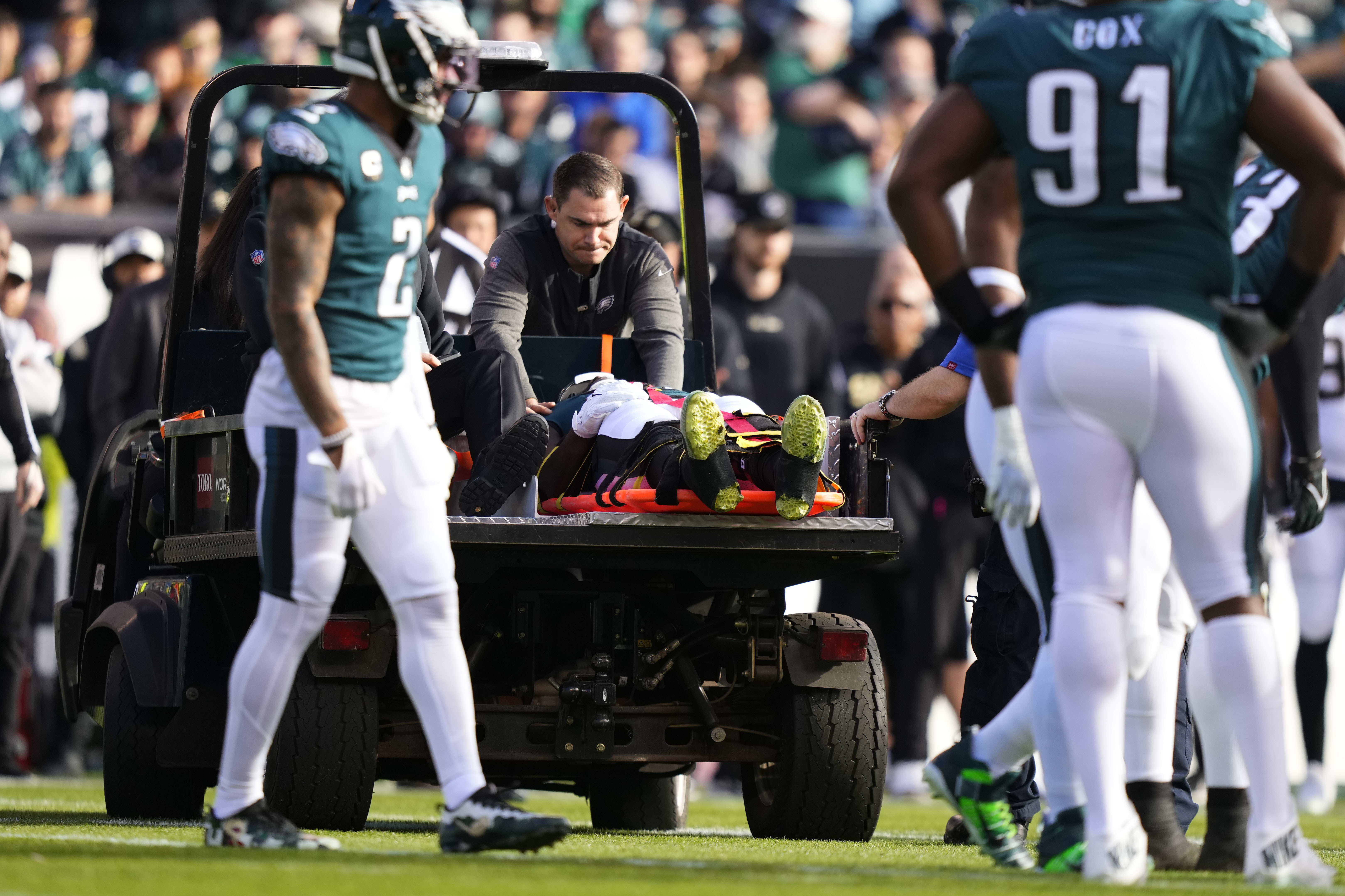 Eagles DE Sweat leaves game on stretcher after tackle