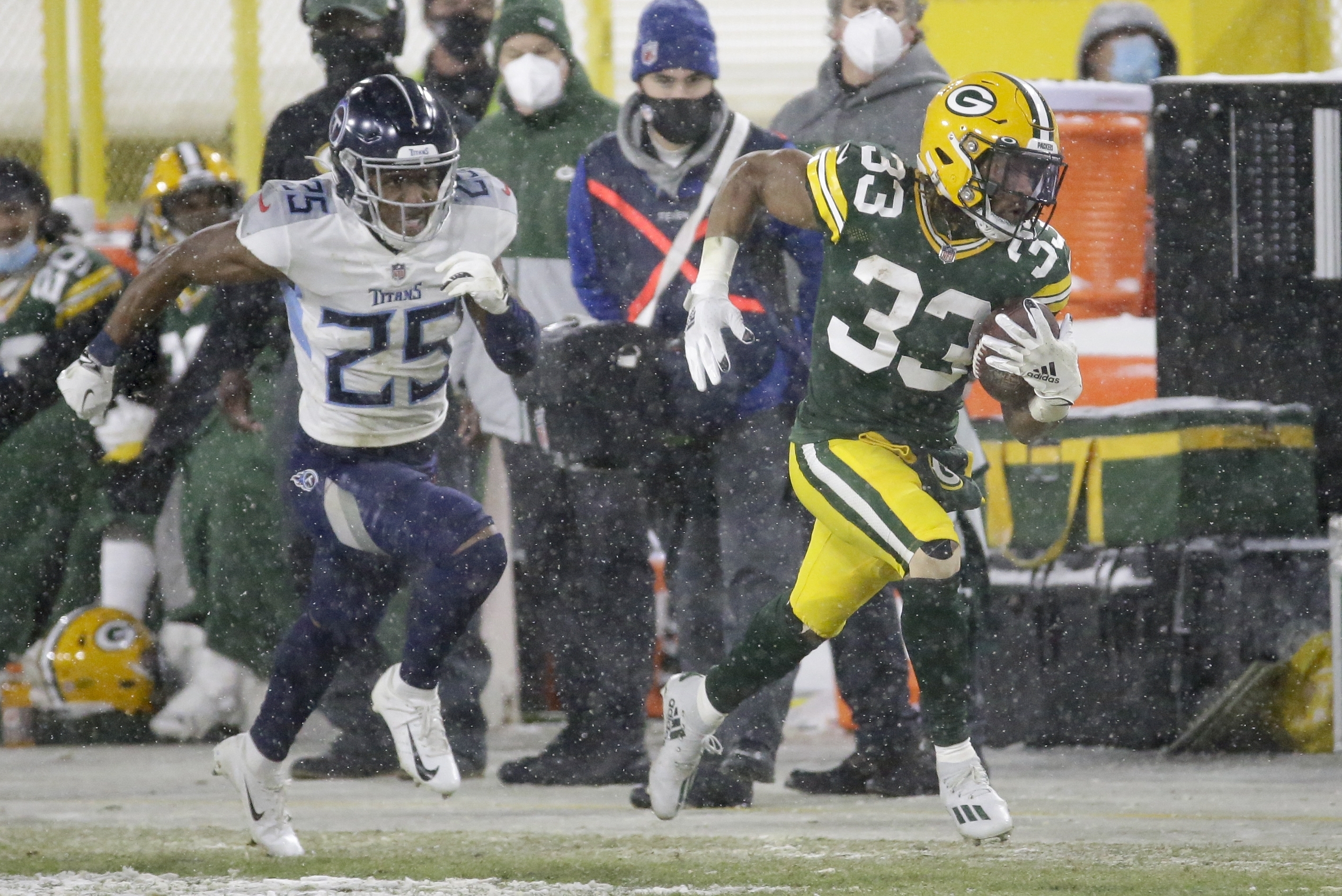 Adams shines in snow as Packers trounce Titans 40-14