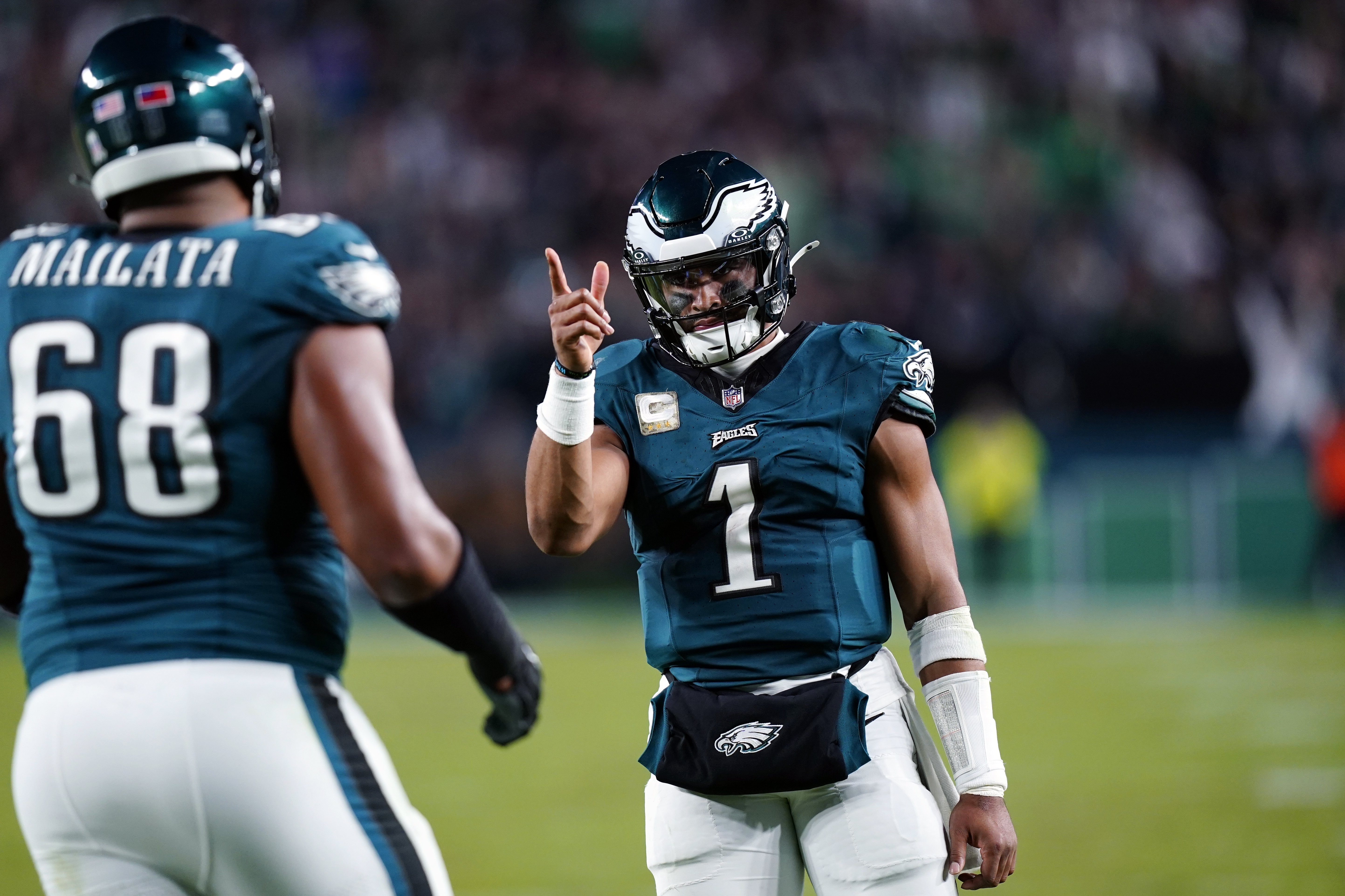 Jalen Hurts shakes off knee injury and leads Eagles past Cowboys 28-23 for  NFL best 8-1 mark