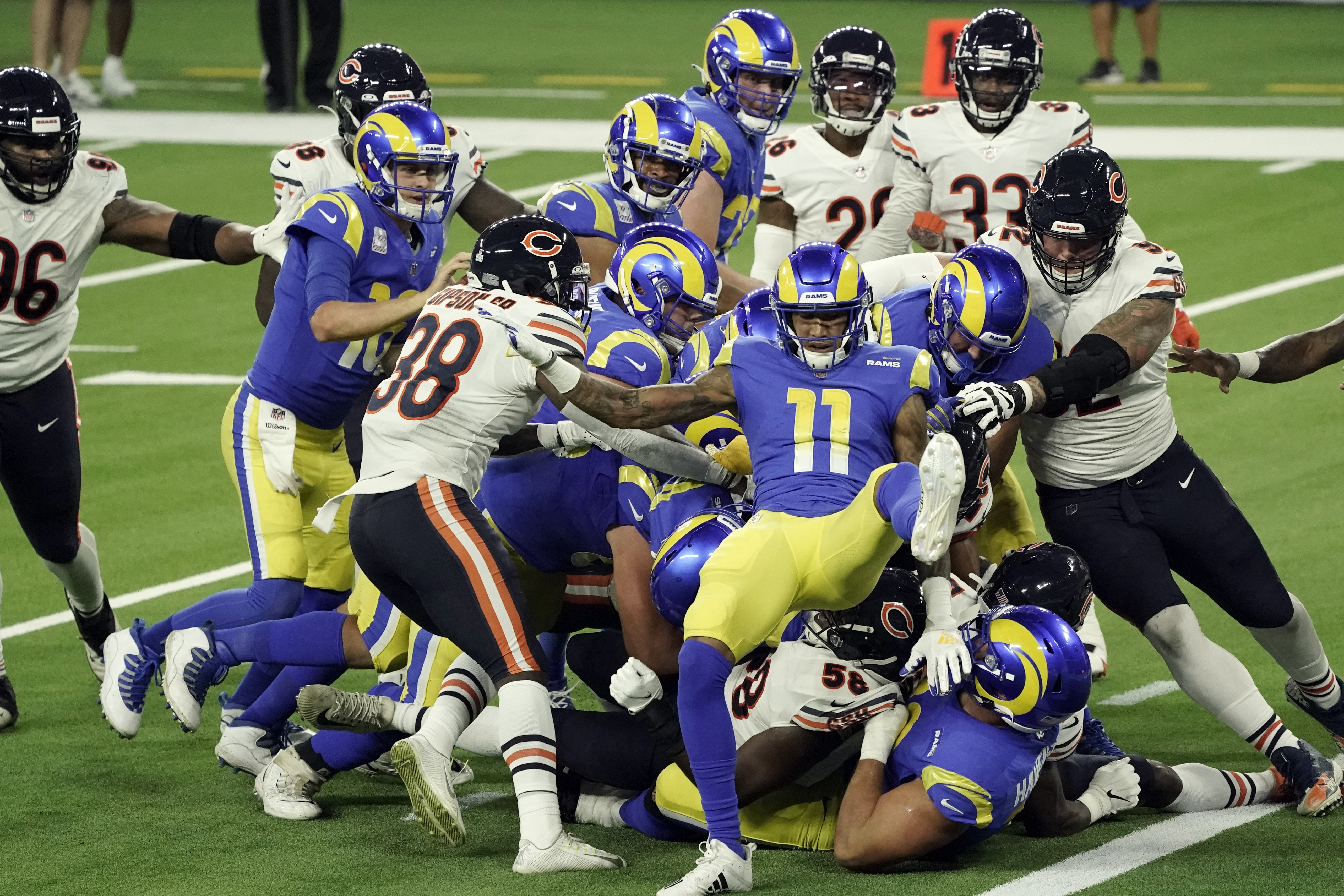 Rams' defense (and Johnny Hekker) dominate in a statement victory