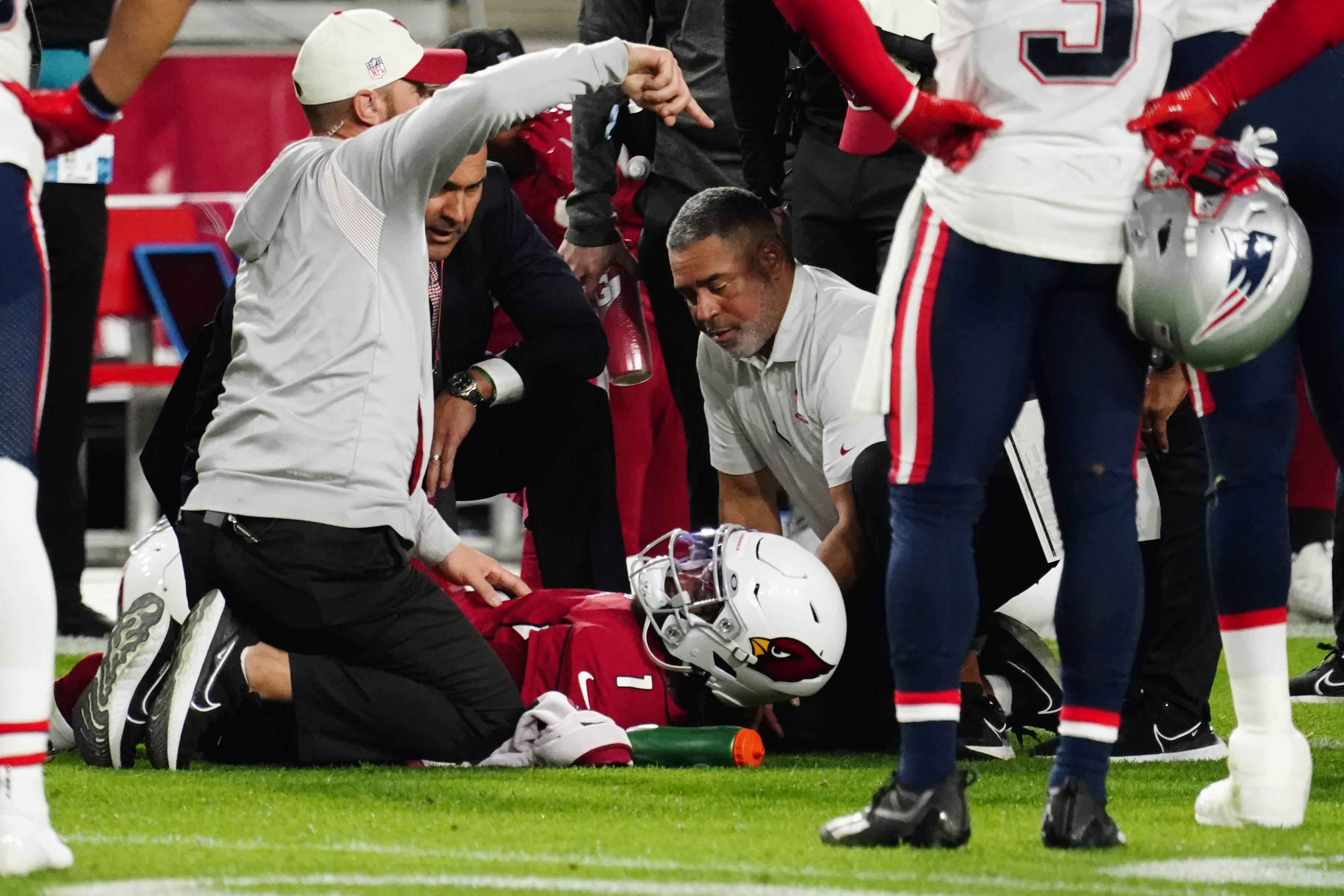 NFL Monday night: Cardinals lose QB to injury, game to Patriots 