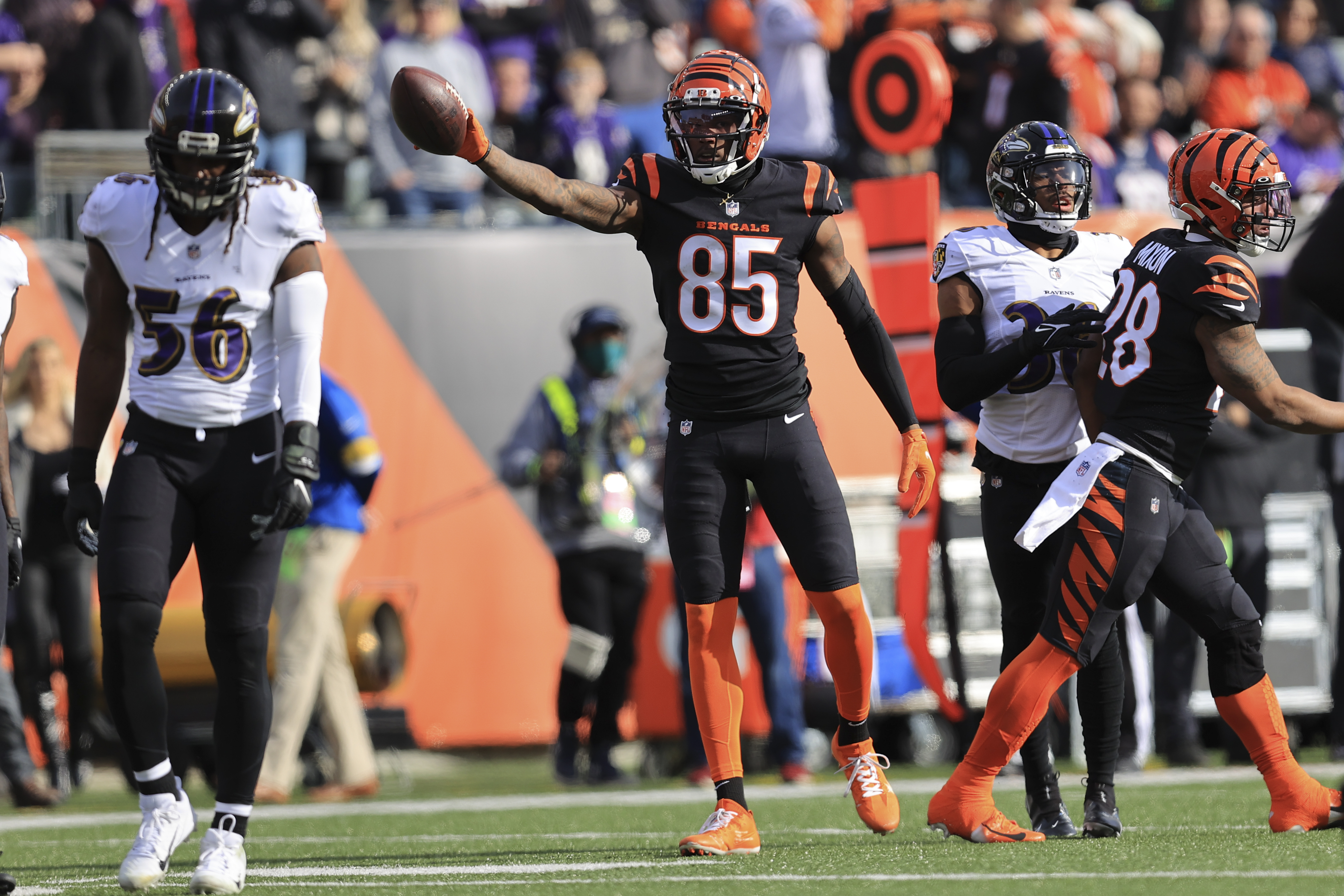 Burrow's 525 yards, 4 TDs power Bengals past Ravens 41-21