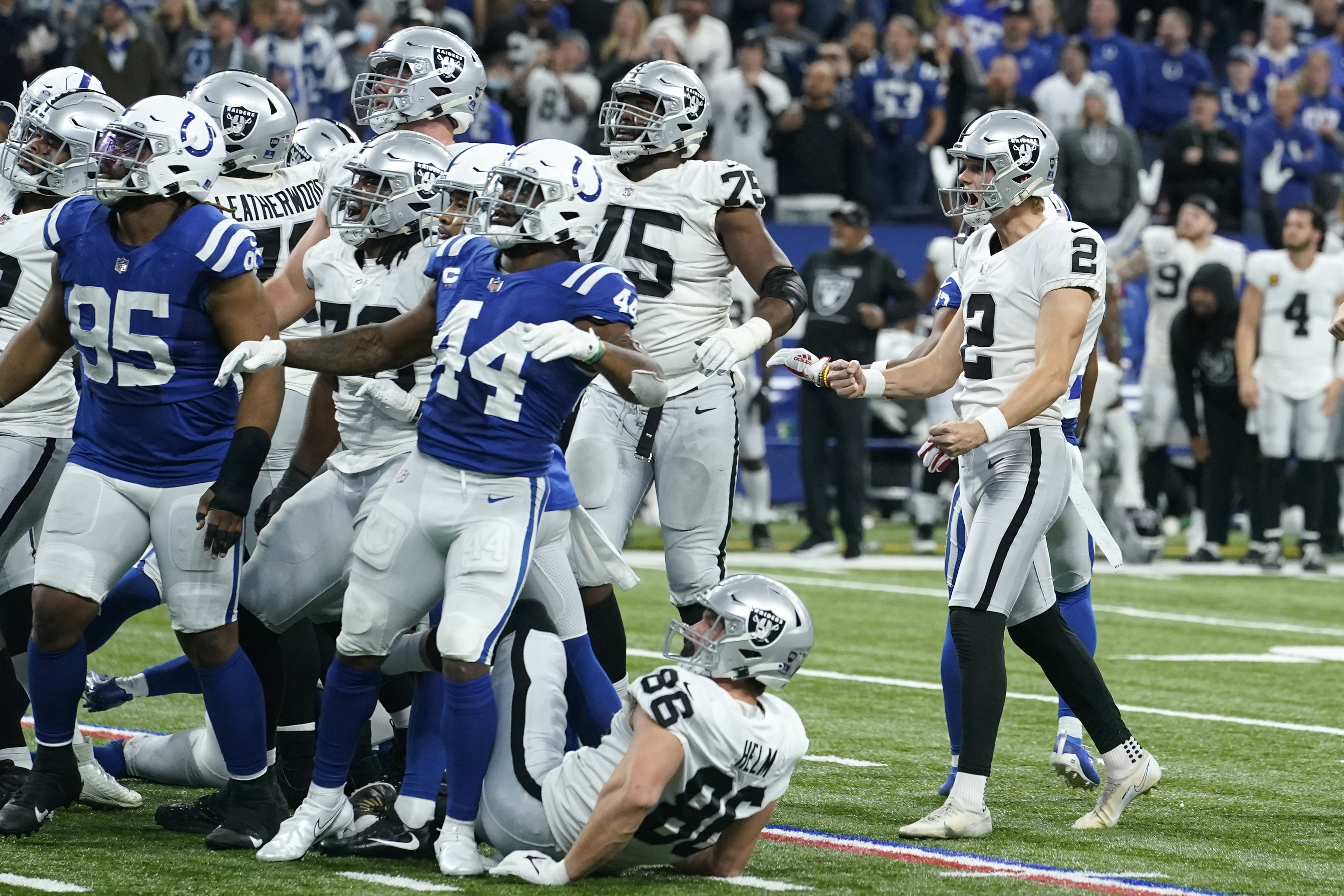 Carr, Raiders beat Colts 23-20 to close in on playoff spot