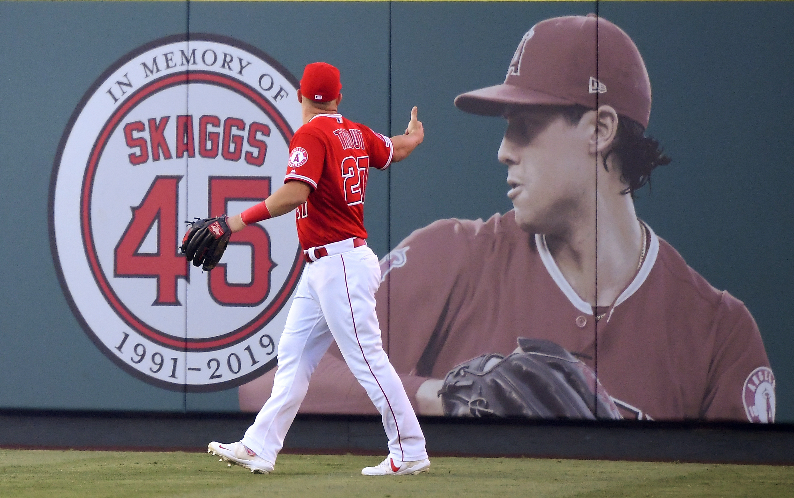 Tyler Skaggs' mom throws first pitch in Angels' 1st home game since his  death