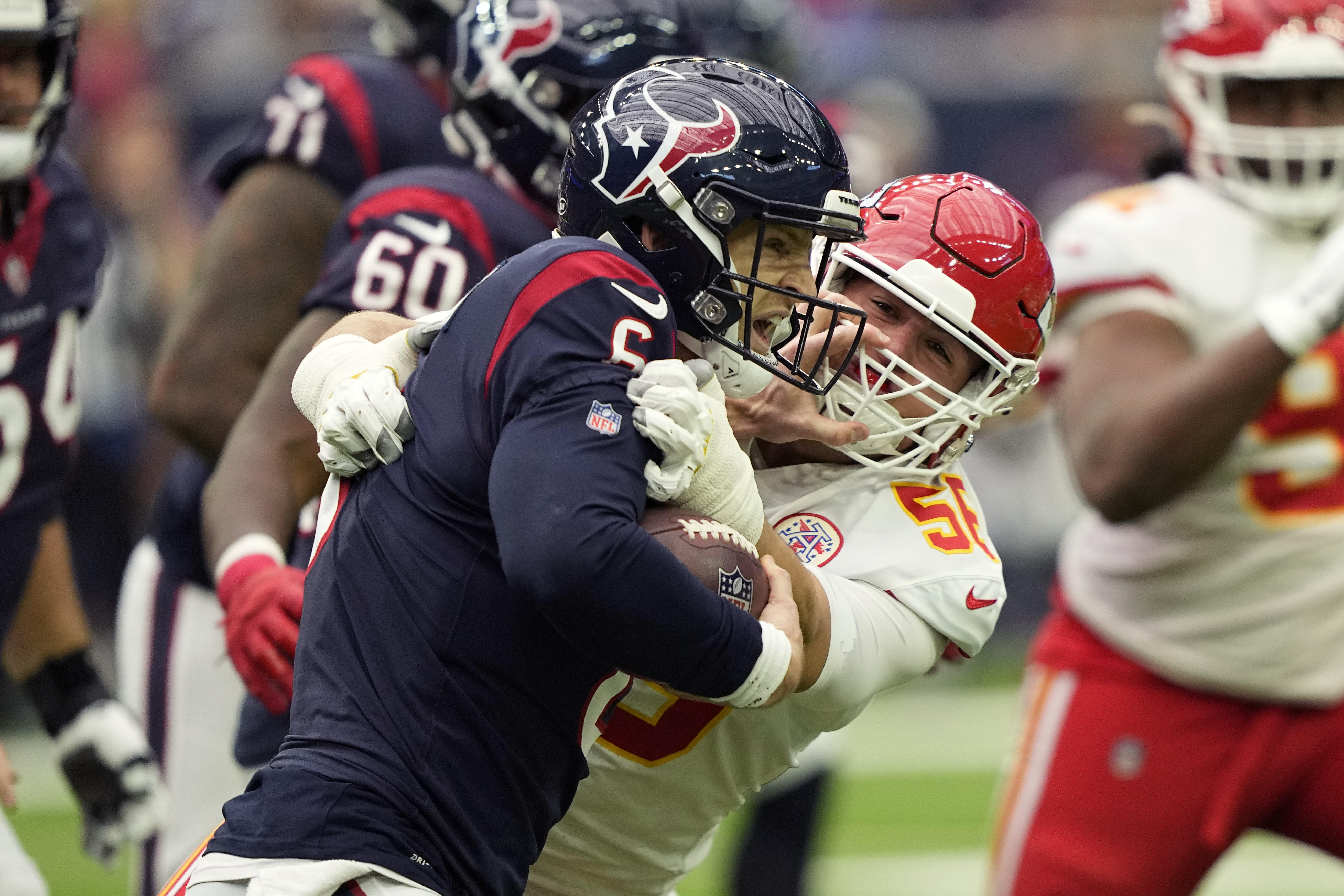 McKinnon's 26-yard run in OT lifts Chiefs over Texans 30-24