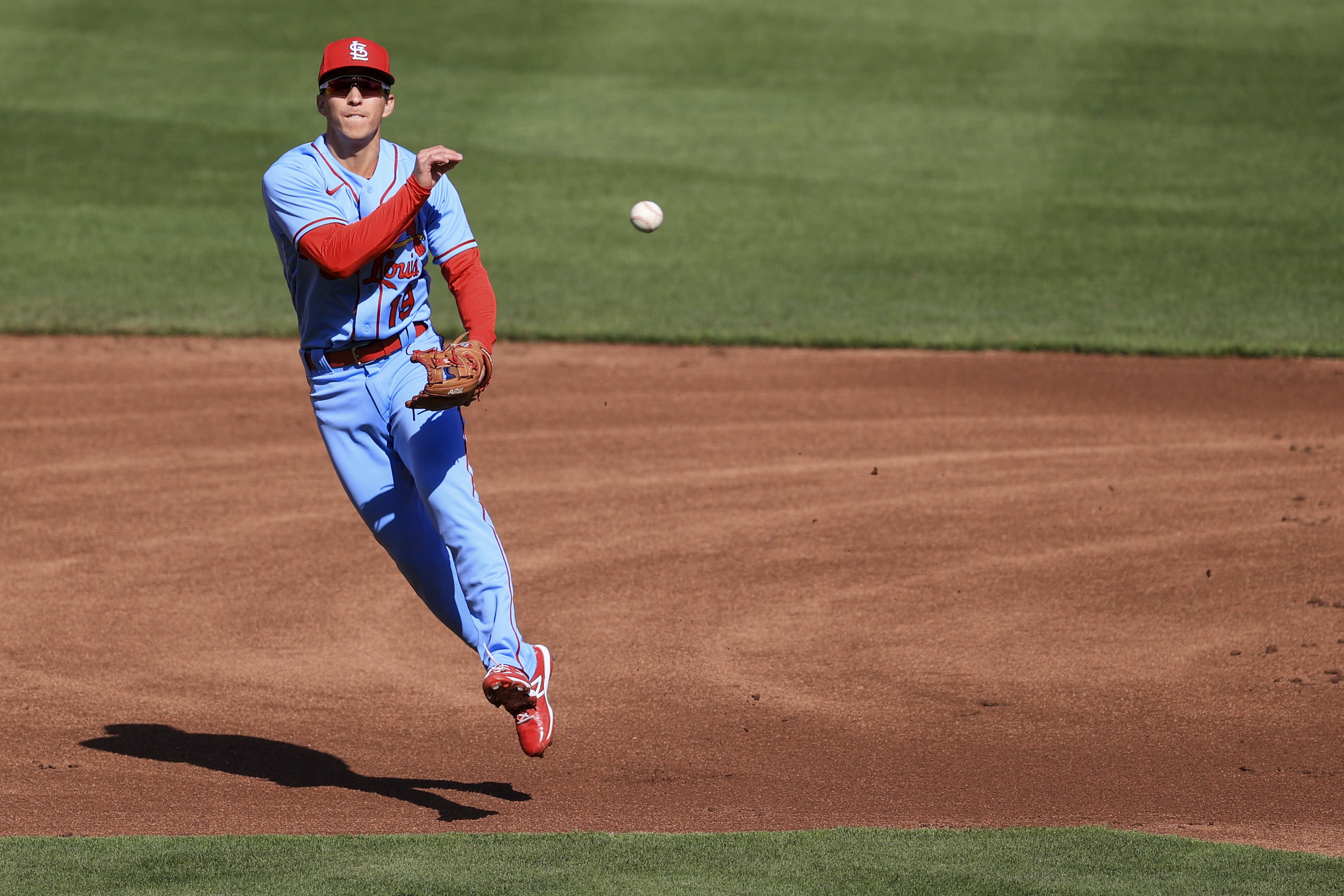 Cueto, Reds kick Cardinals out of 1st