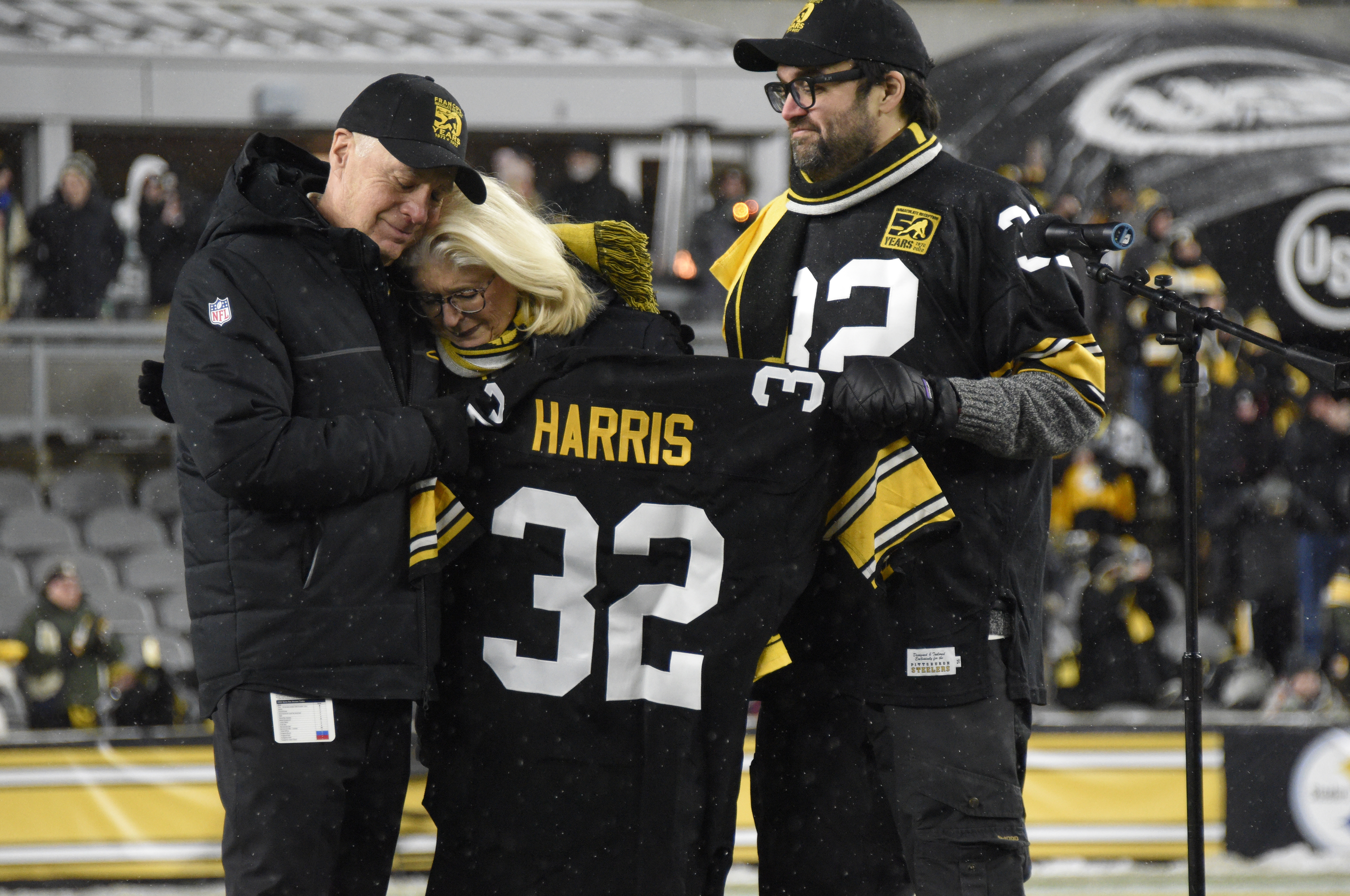 Steelers honor Franco Harris by rallying past Raiders 13-10