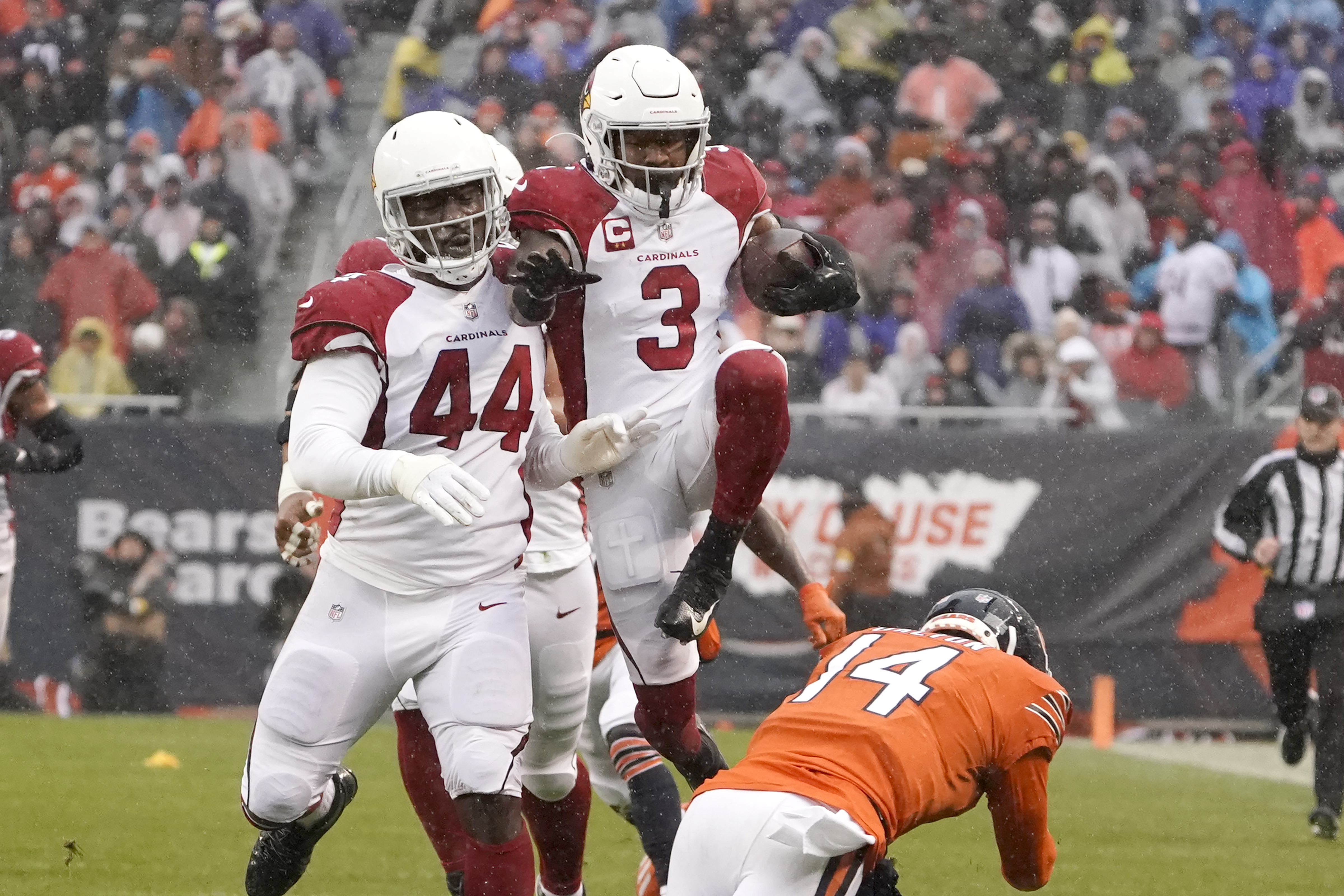 Murray throws for 2 TDs, runs for 2 as Cardinals beat Bears