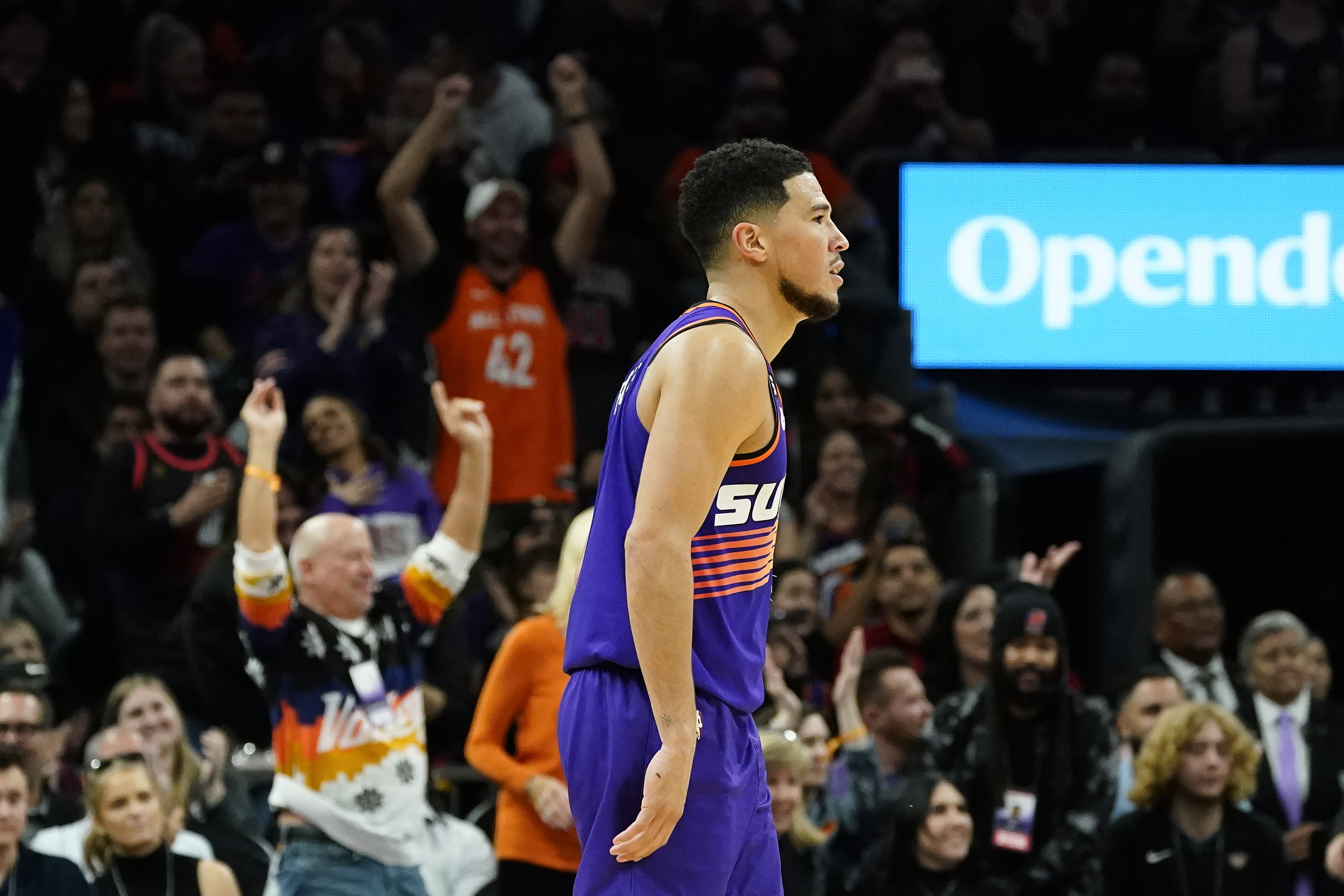 Devin Booker scores 51 points in 3 quarters, Suns rout Bulls