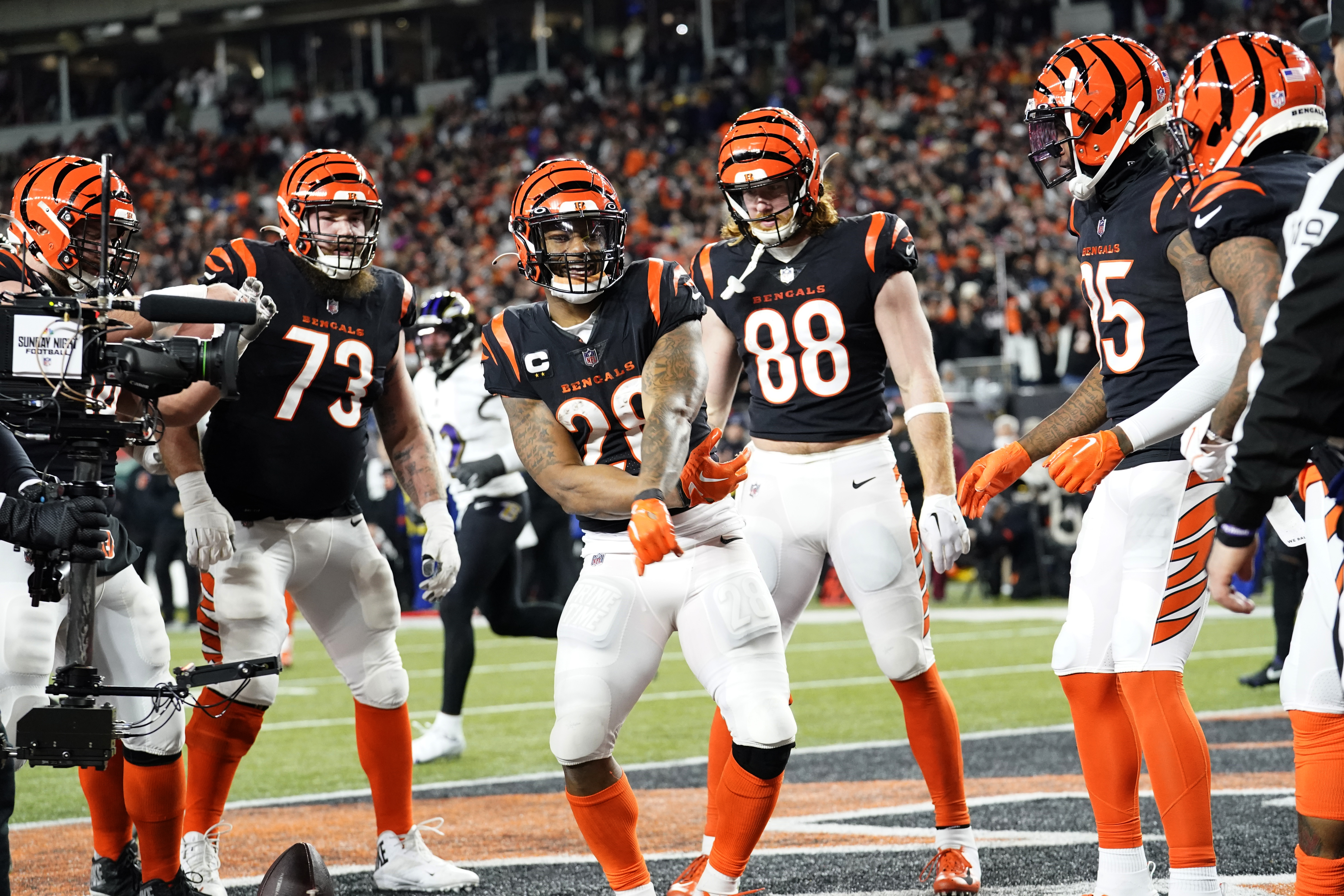 Sam Hubbard's 98-yard fumble return turning point to lift Bengals