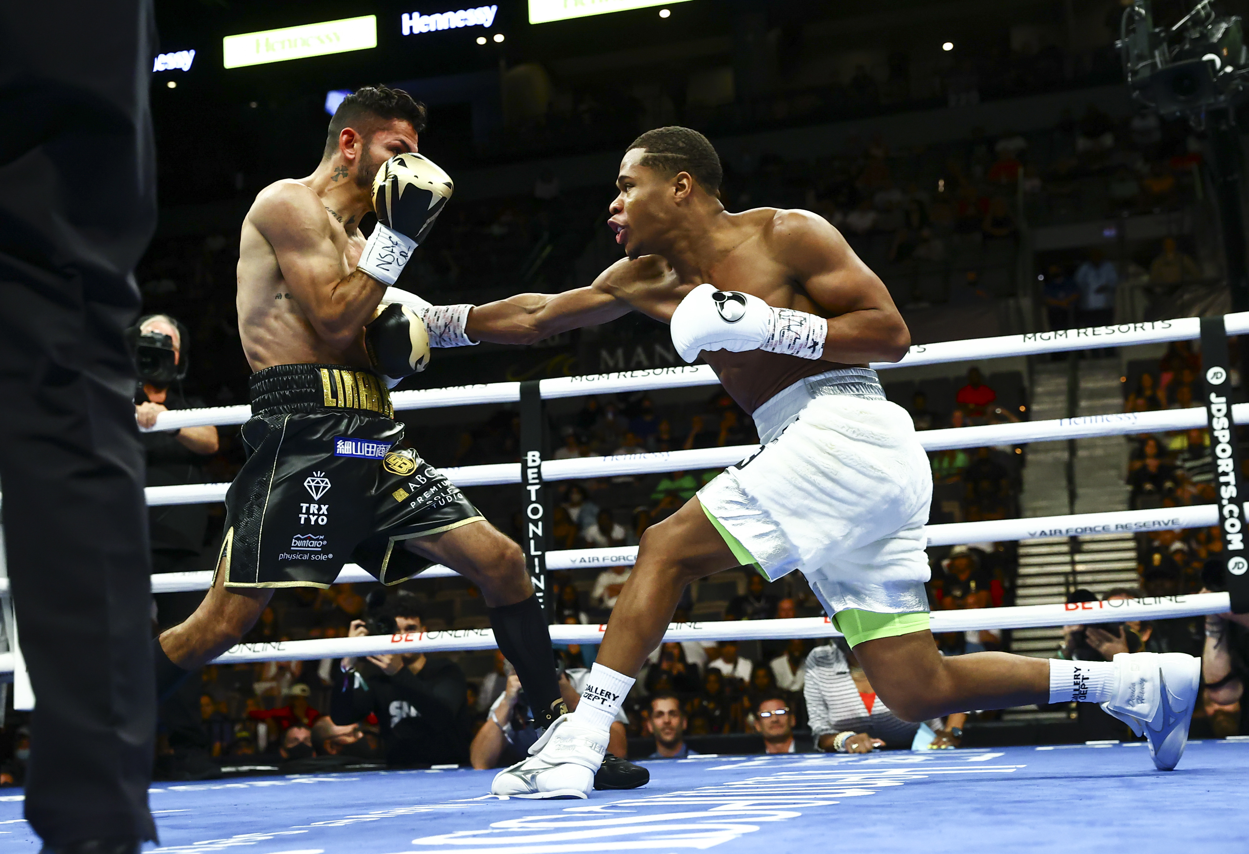 Haney keeps WBC lightweight title, beats Linares by decision