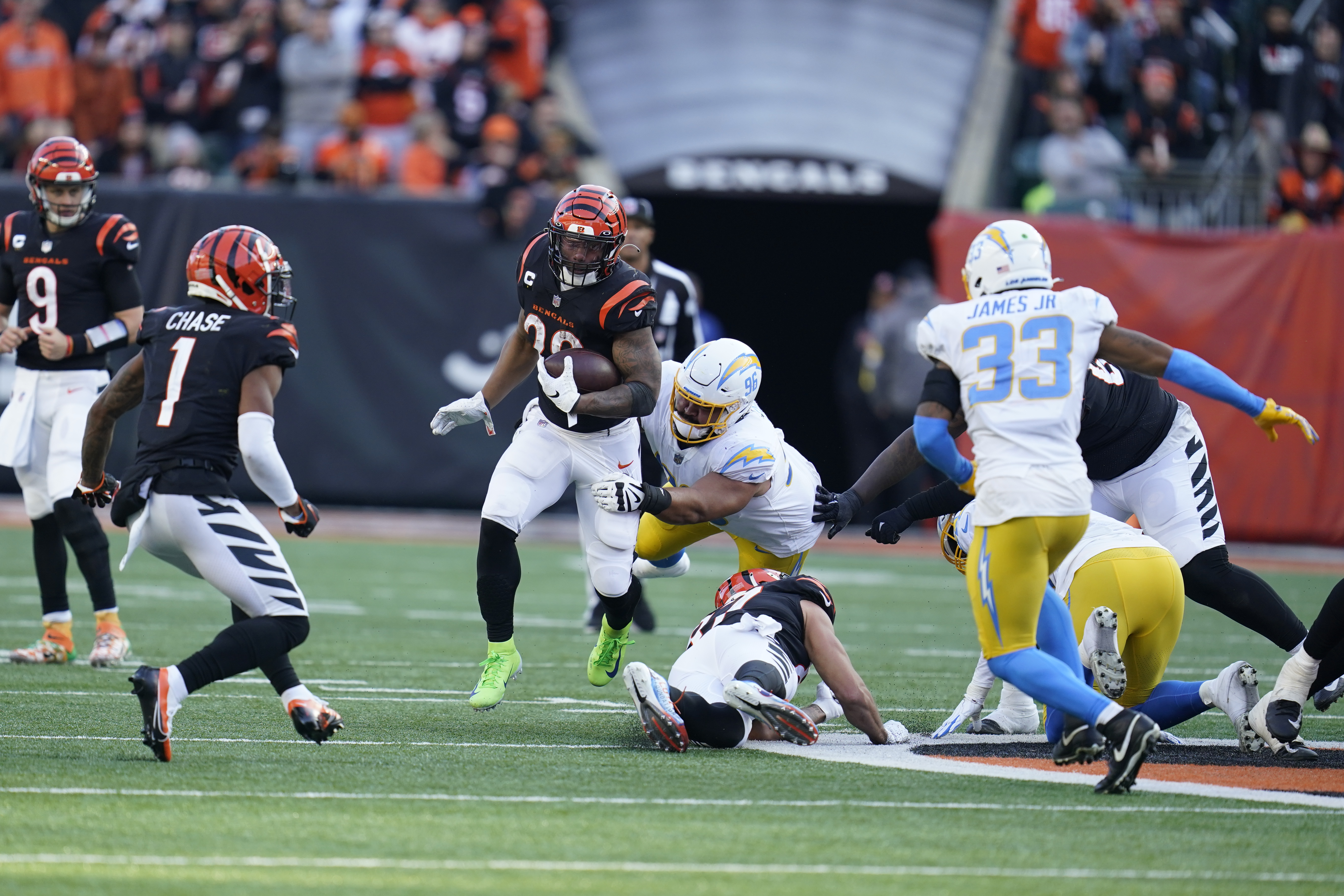 Cincinnati Bengals running back Joe Mixon fights off this tackle