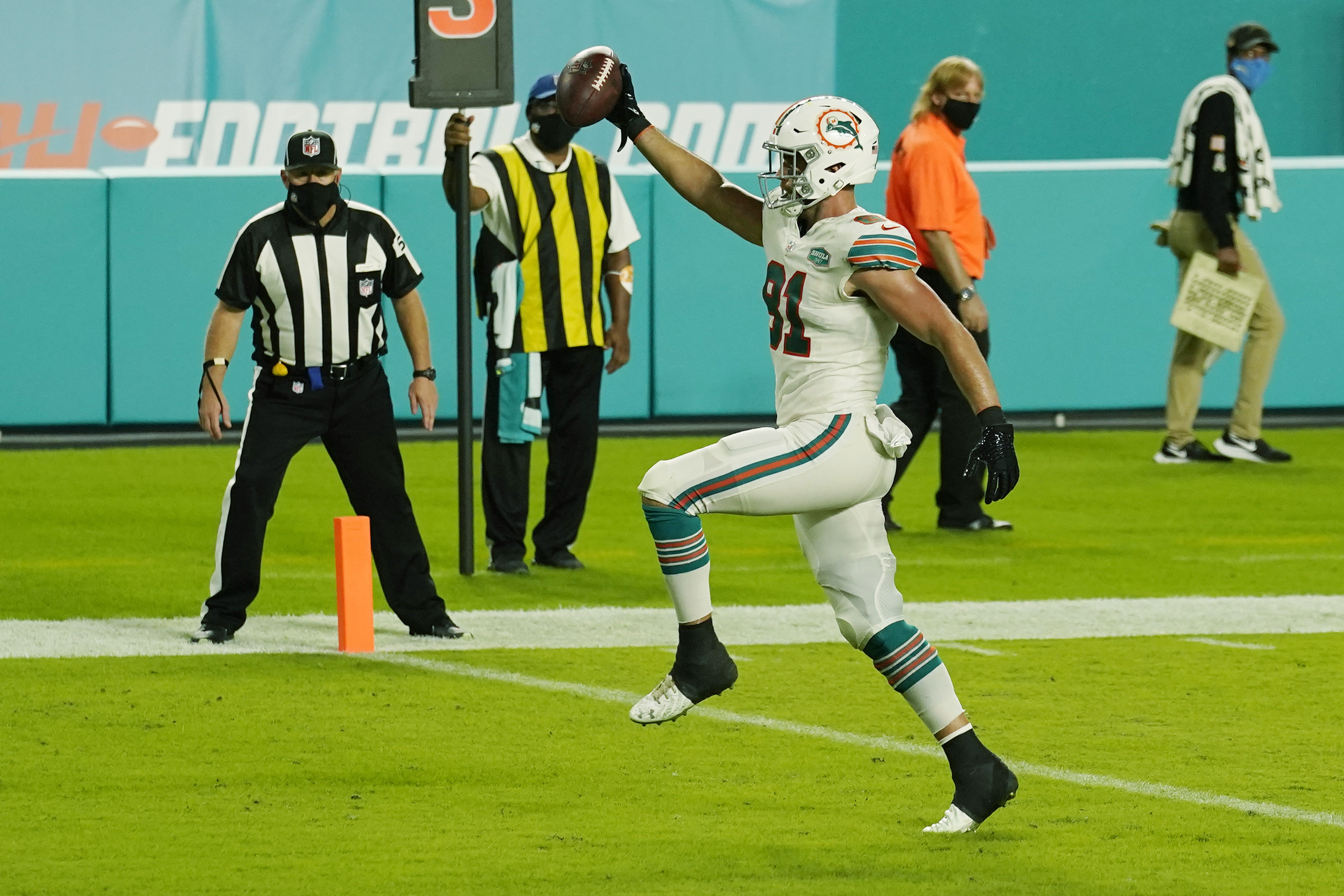 Dolphins earn 5th straight win by beating Chargers 29-21, Needham playing  role on defense – KTSM 9 News