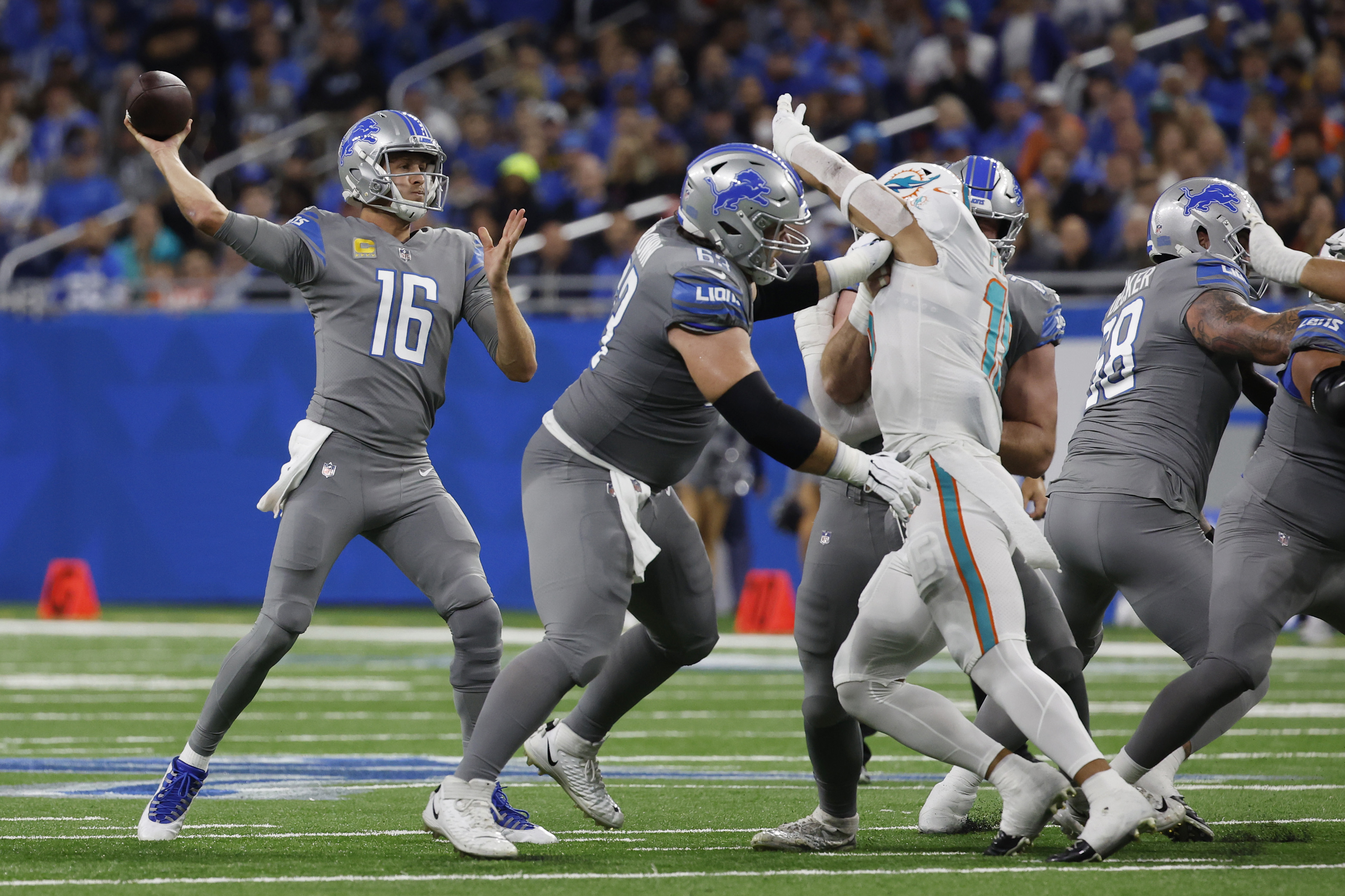 Lions break offensive slump, but defense flops in loss to Dolphins