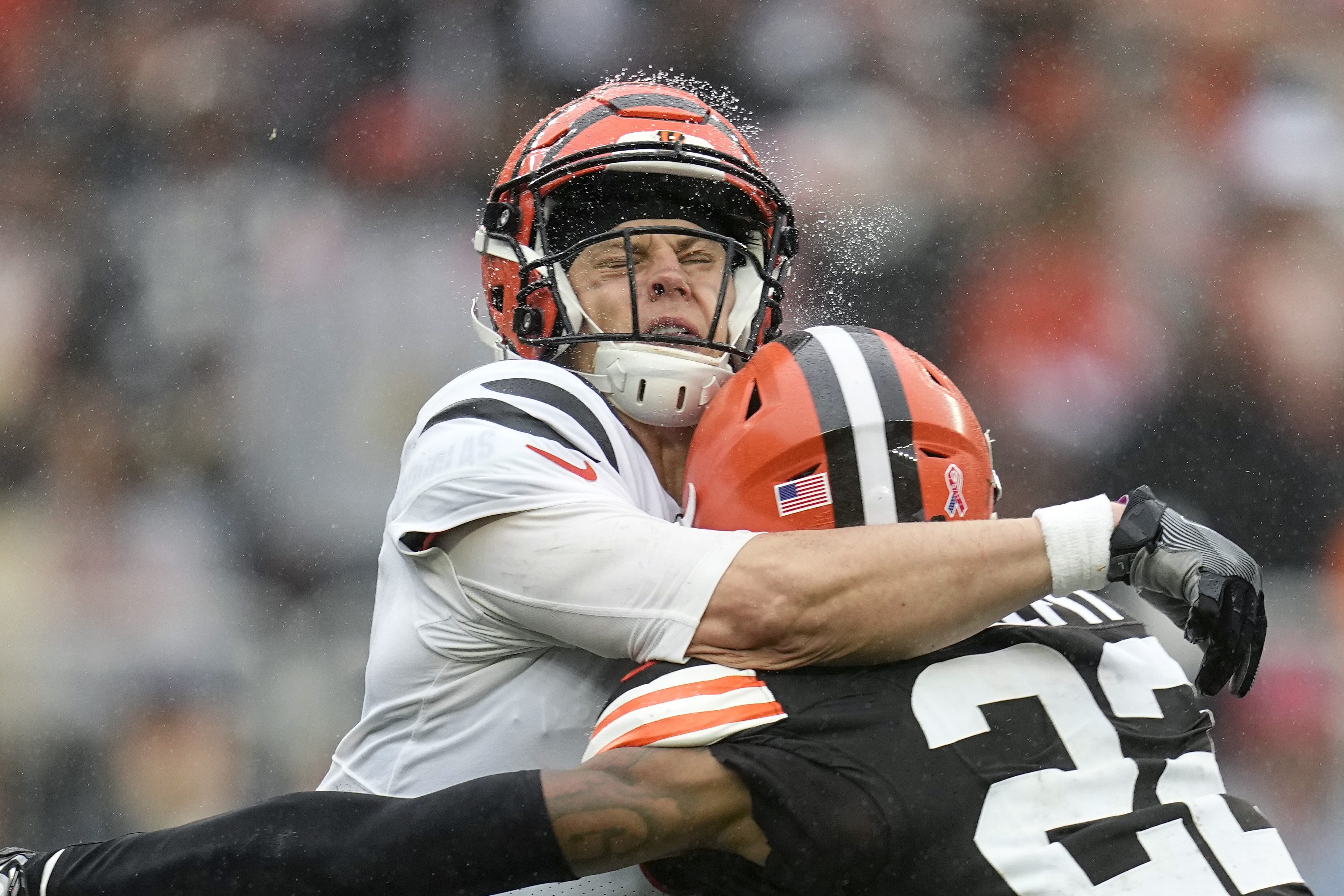 Deshaun Watson runs for TD, Browns bottle up Joe Burrow in 24-3