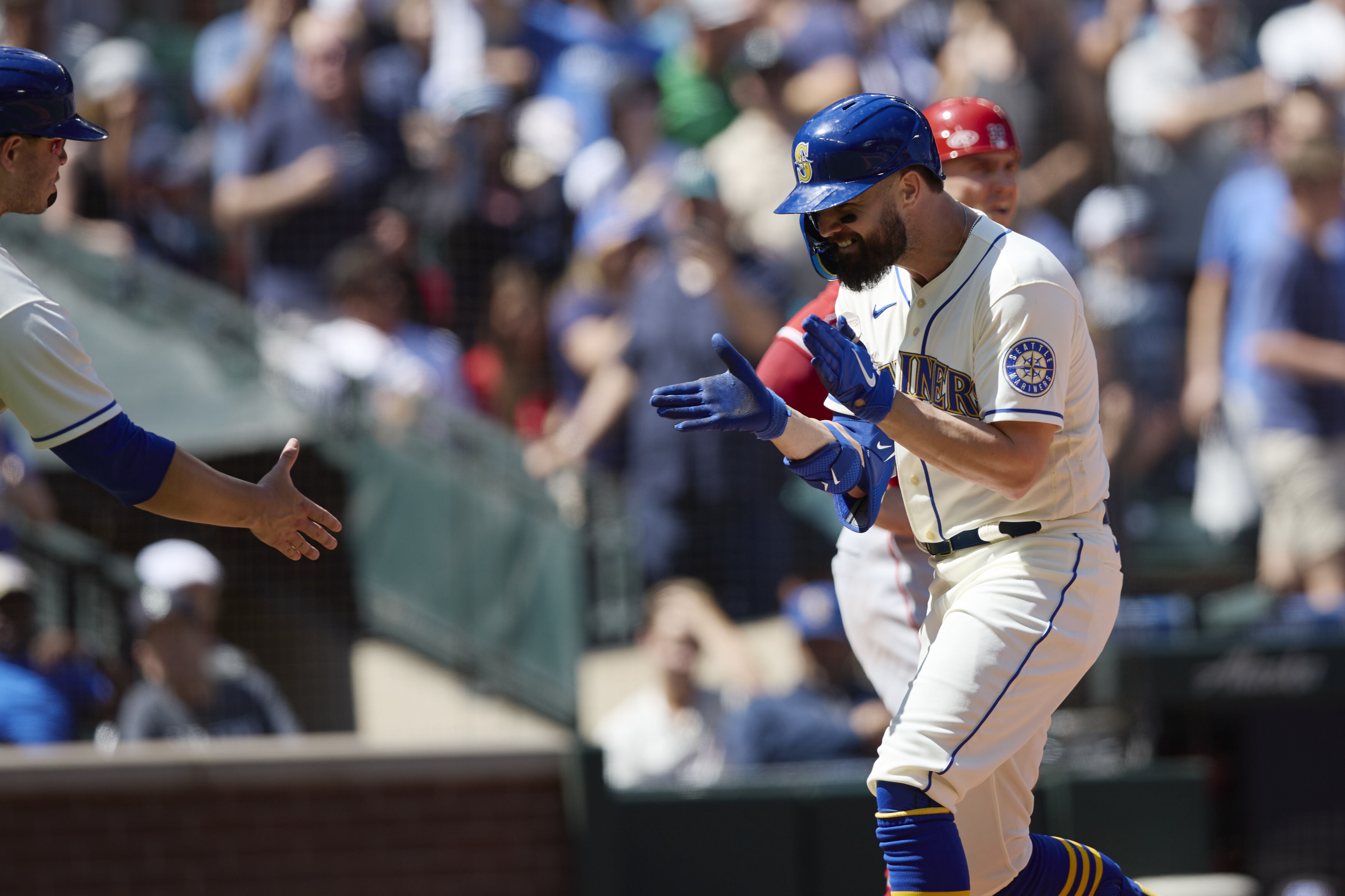 Jesse Winker flashes glove, hits first MLB homer to lead Reds past