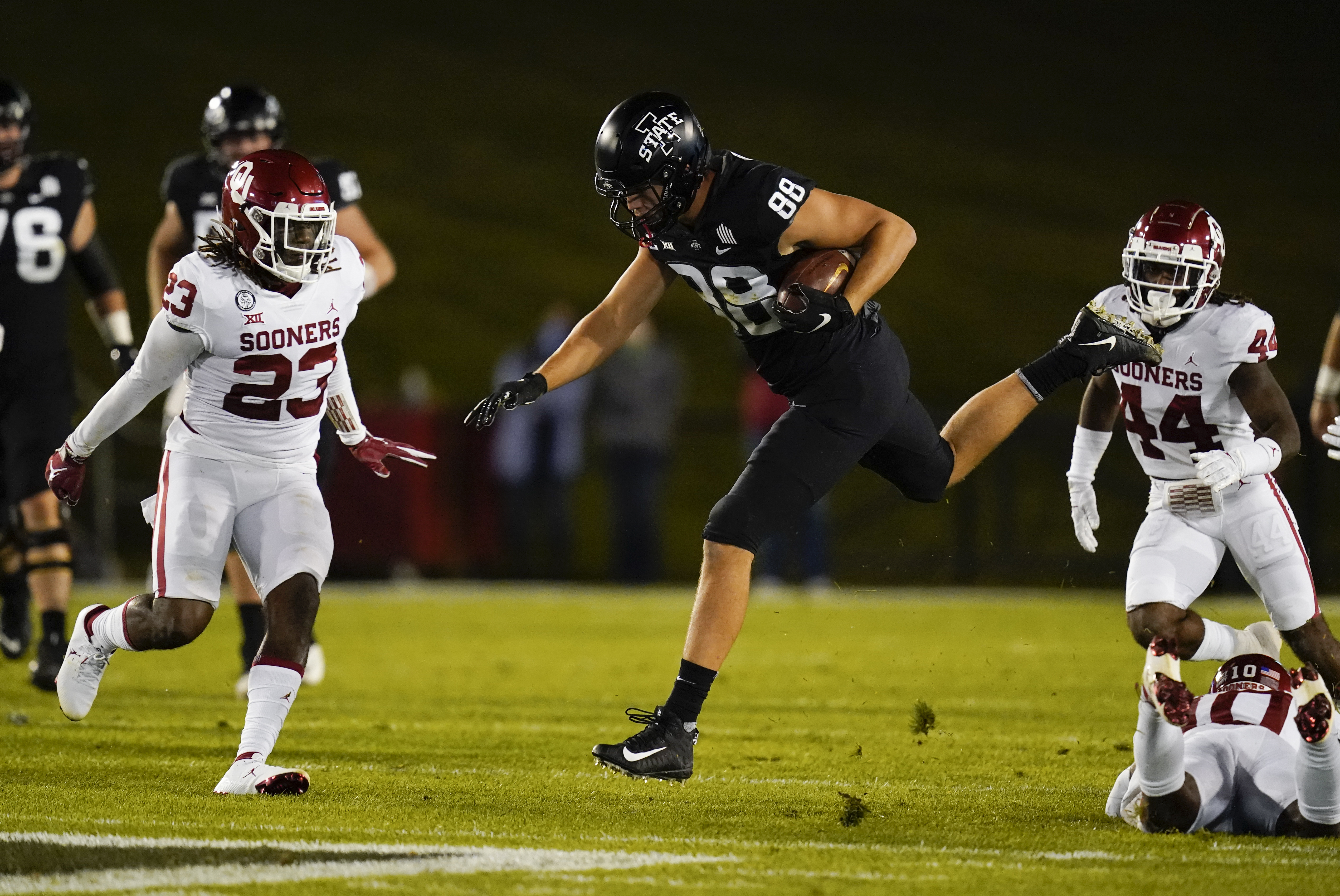 Iowa State hands No. 18 Oklahoma second straight loss, 37-30